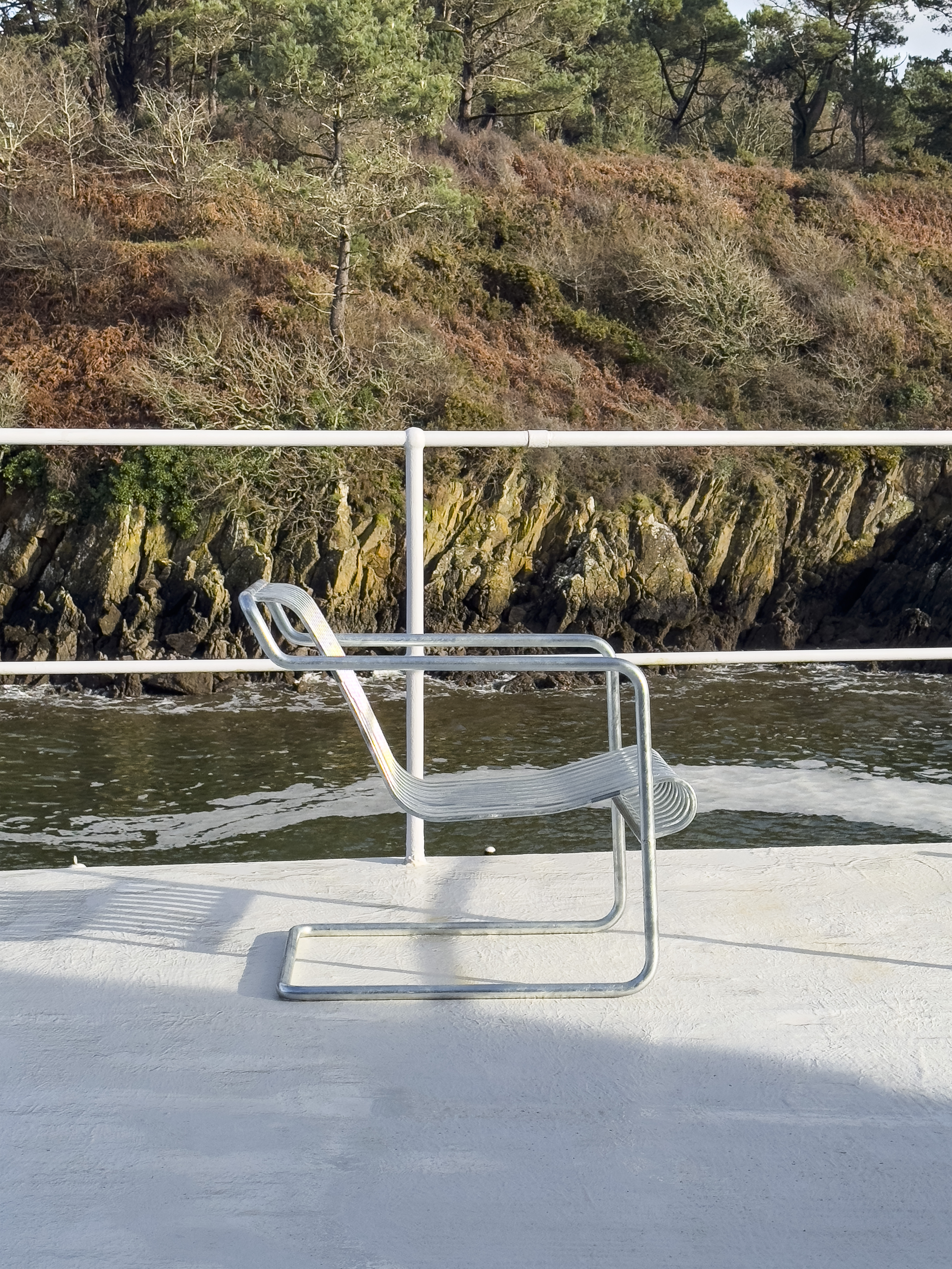 這款全新的 Palissade Cantilever 懸臂休閒椅，則為這個備受喜愛的系列帶來了令人耳目一新。設計團隊巧妙地移除了傳統的後方金屬支柱，將其轉化為極具現代感的懸臂結構。