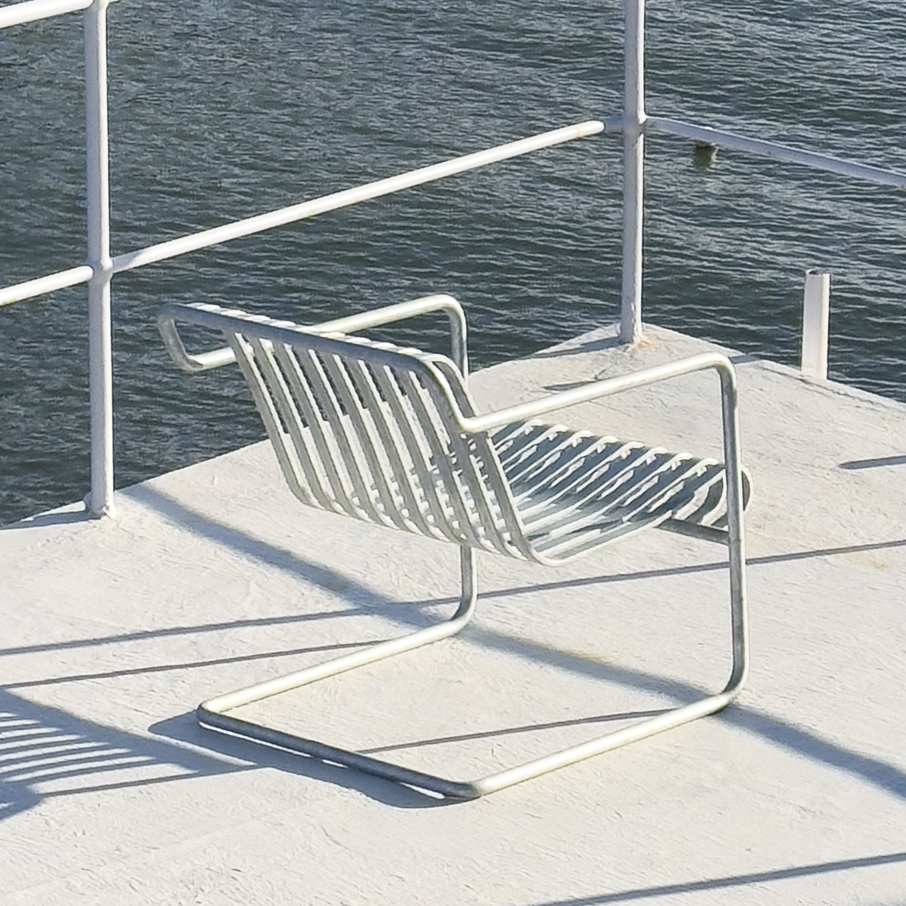 Palissade 懸臂式低背休閒椅