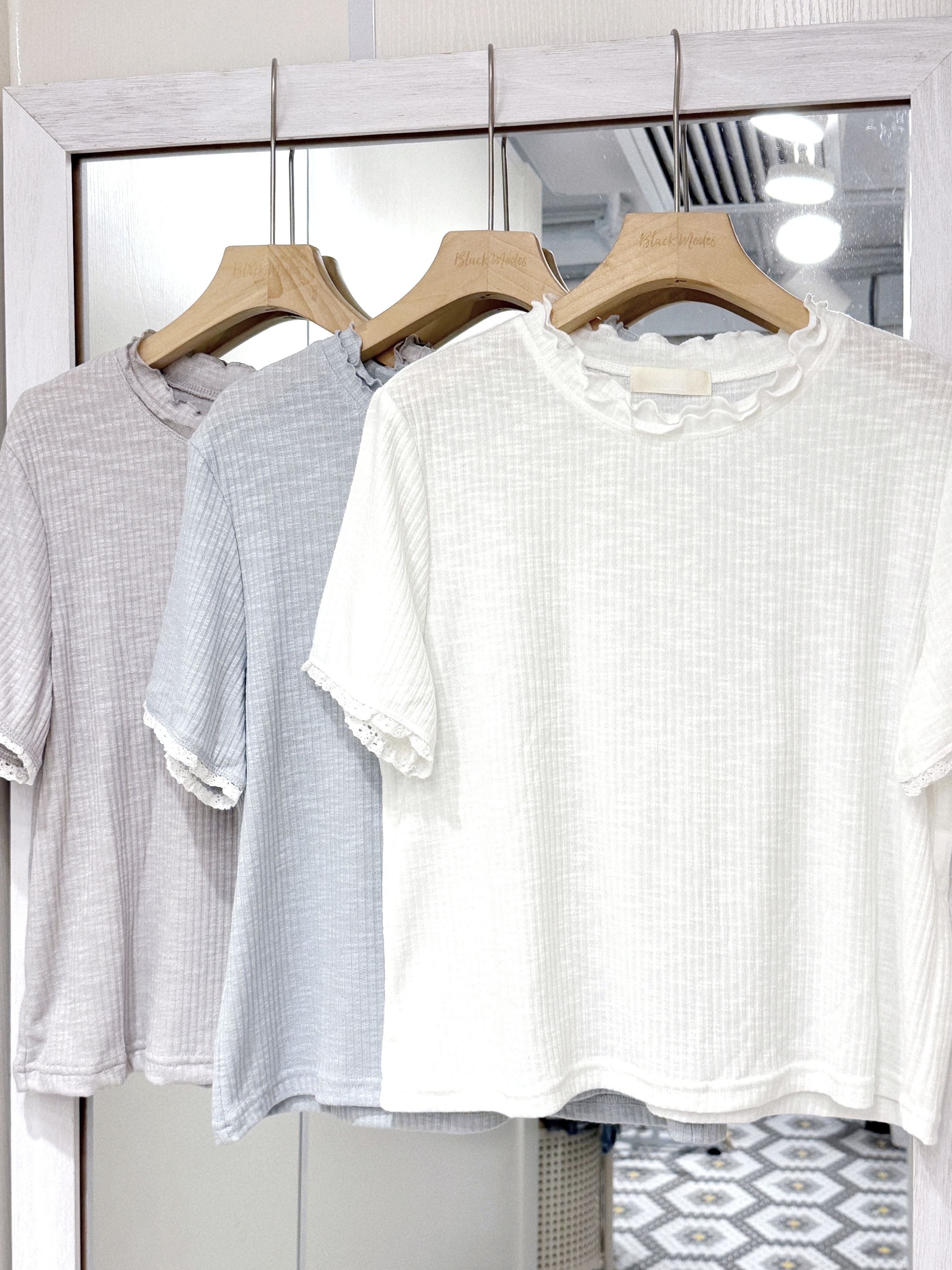 （停產）EA1239｜軟感max(˶˃ ᵕ ˂˶)♡ 雙木耳領直紋花花邊袖上衣