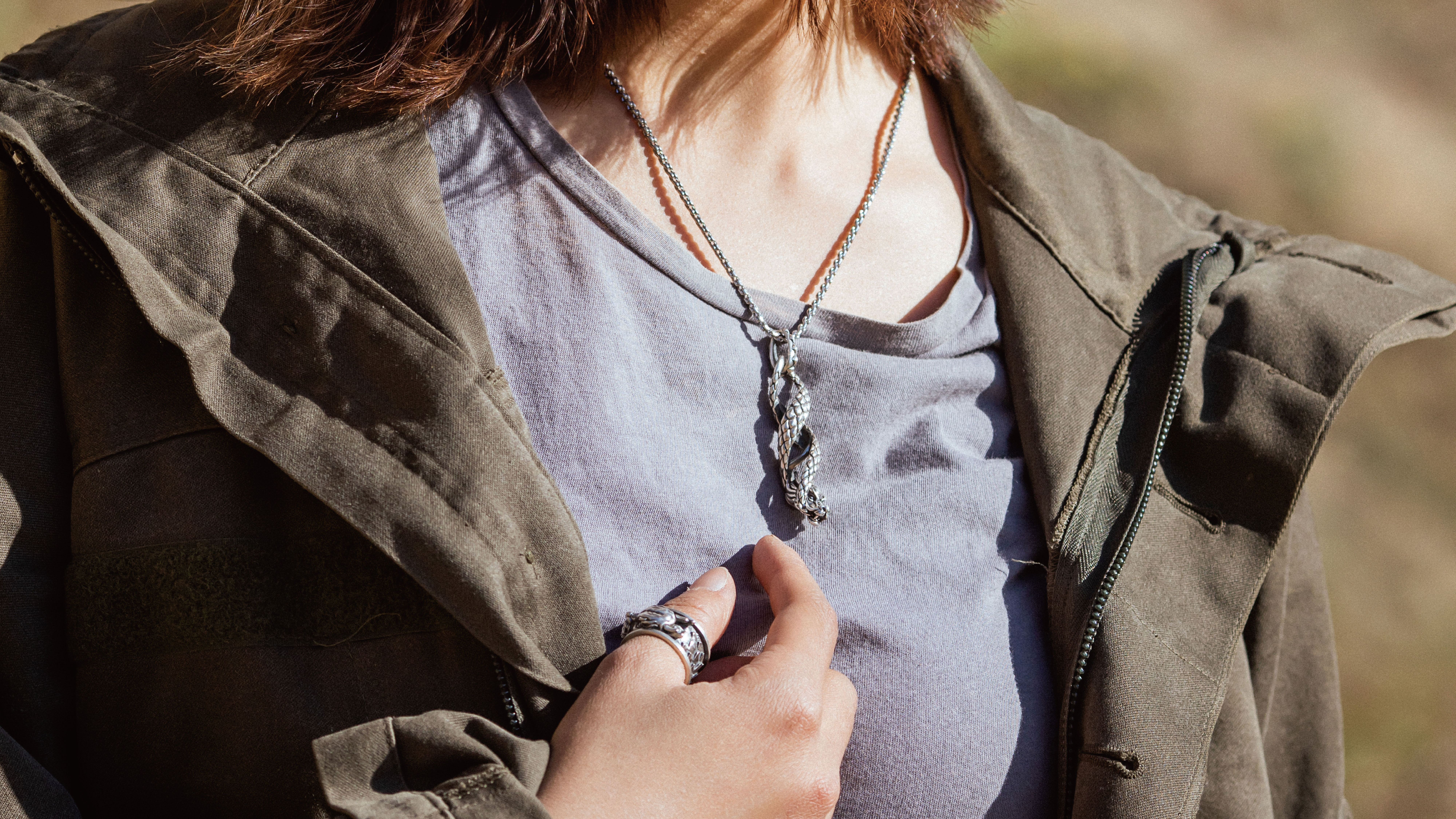 女生配戴JK銀飾復始龍螺旋純銀項鏈