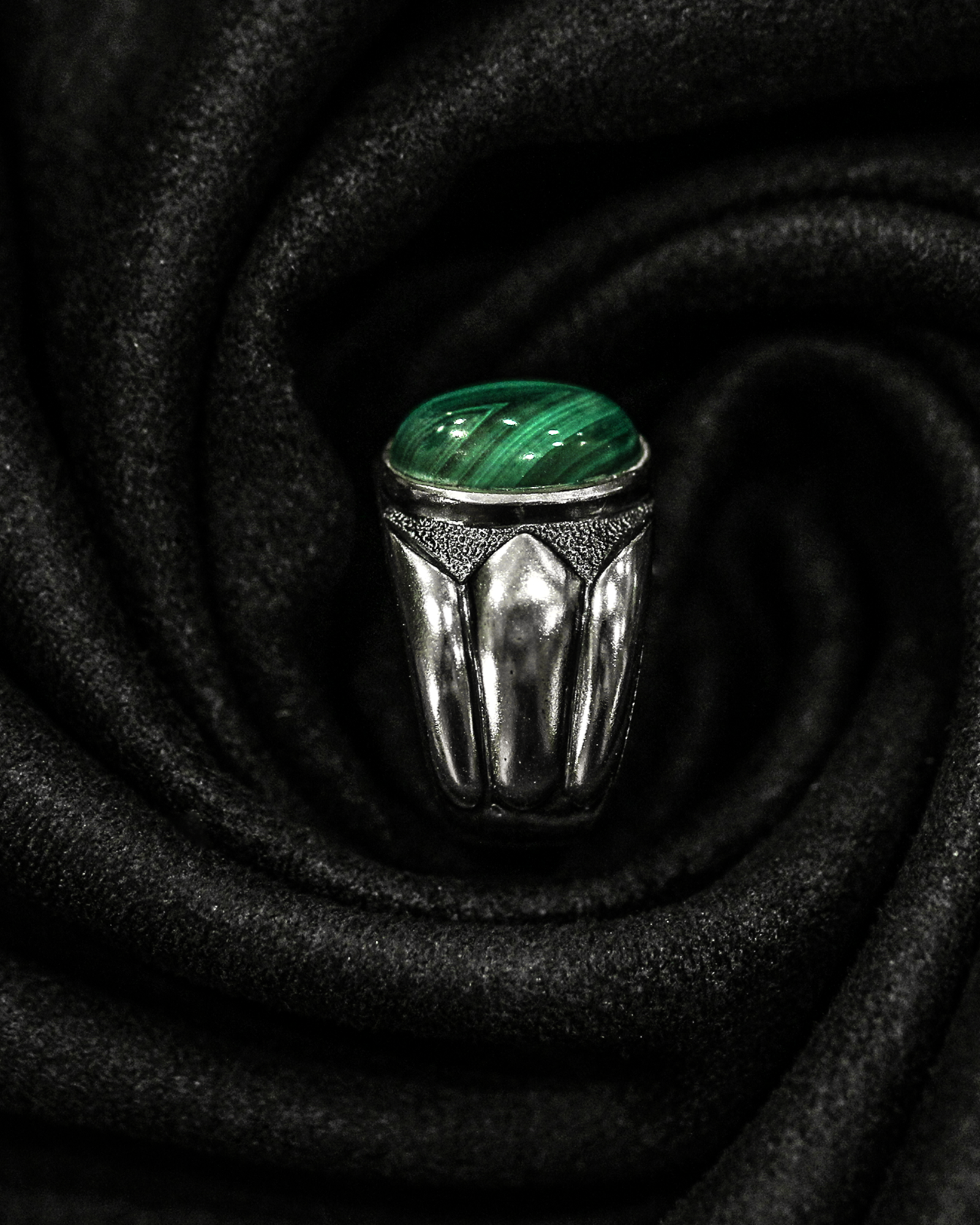 Hard Wired Phoenix (鑲坎孔雀石）