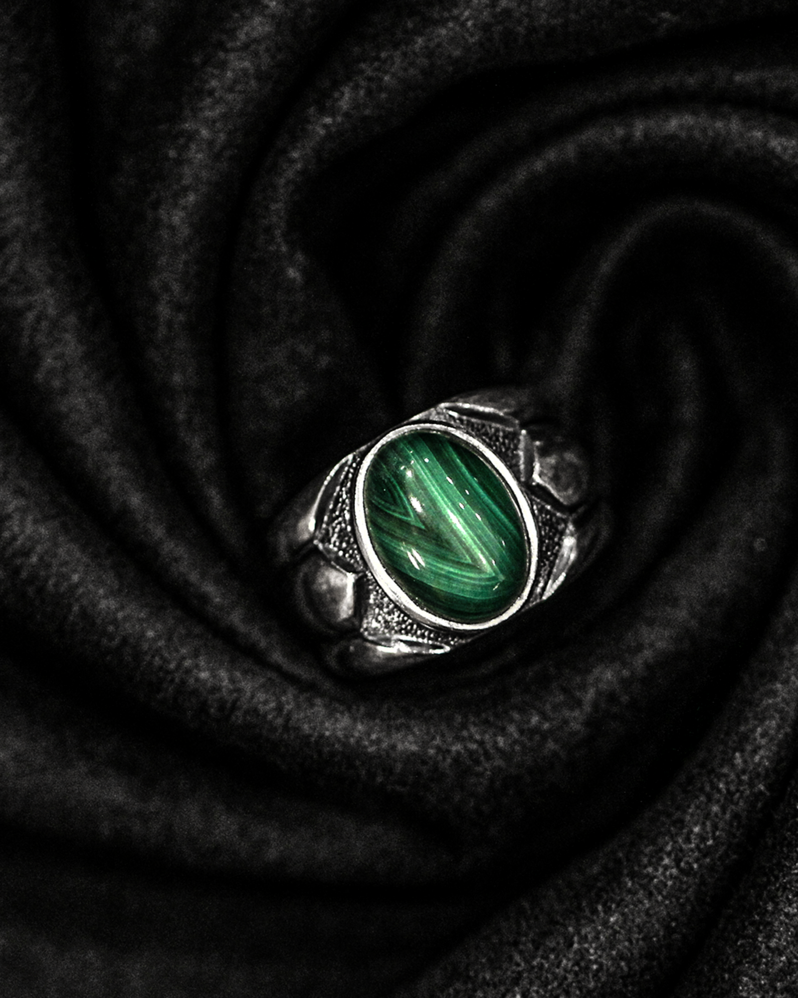 Hard Wired Phoenix (鑲坎孔雀石）