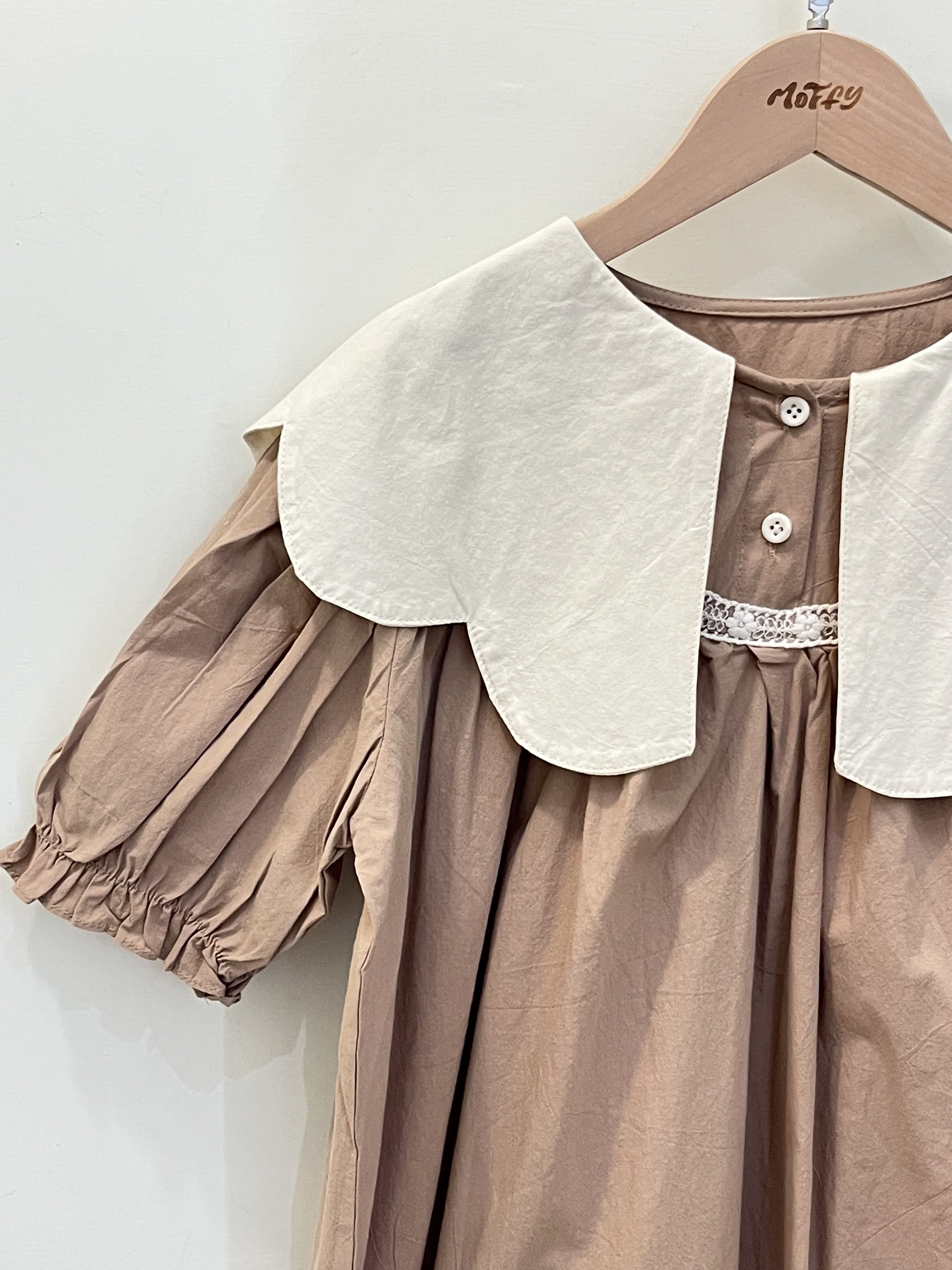 小奶茶花瓣領洋裝