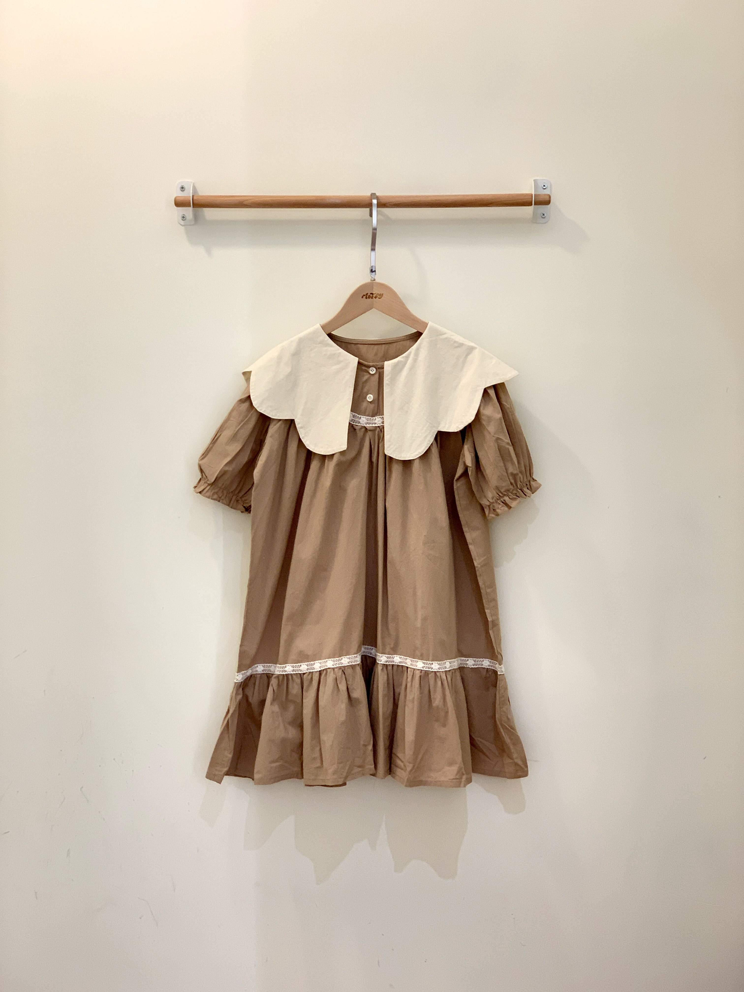 小奶茶花瓣領洋裝