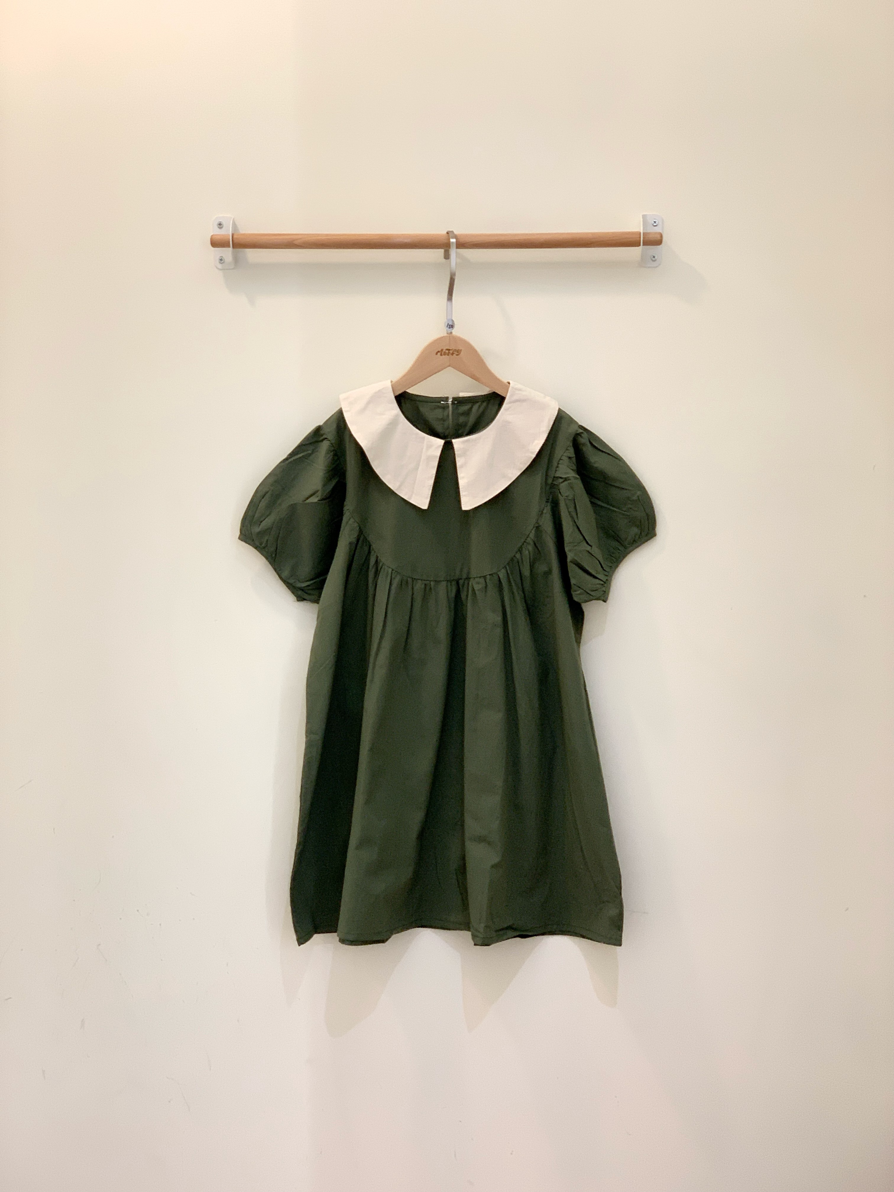 小橄欖娃娃領洋裝