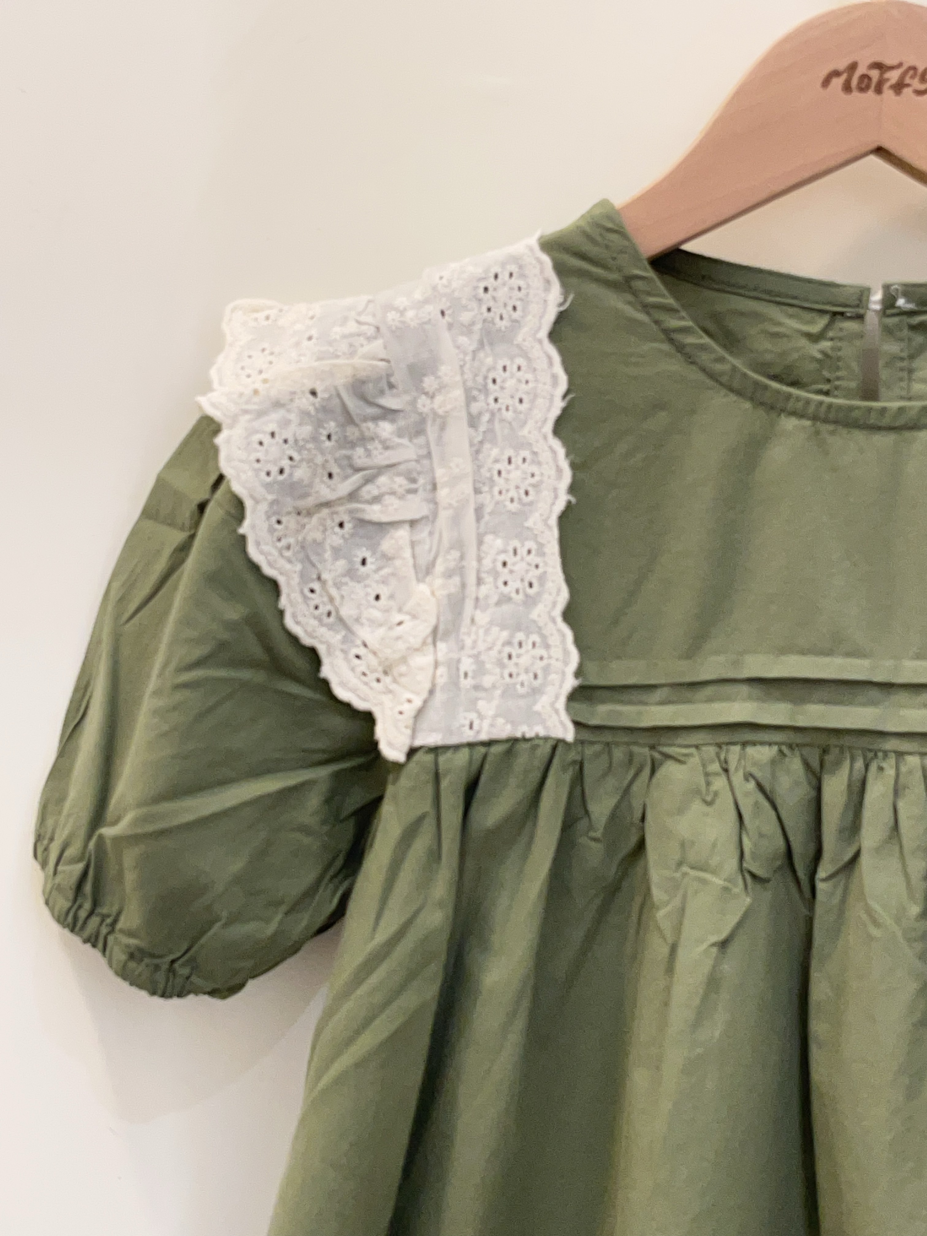 小橄欖蕾絲洋裝