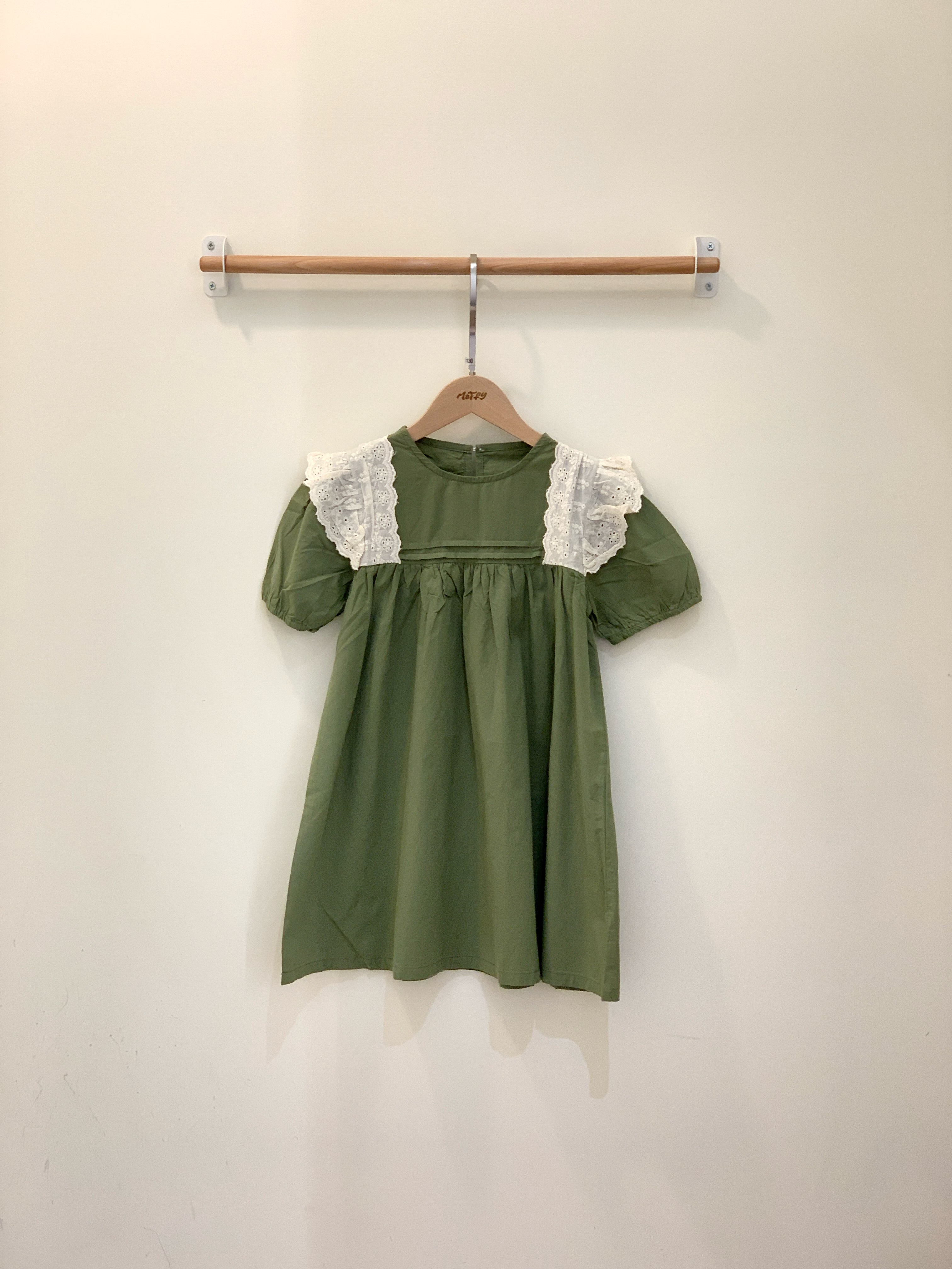 小橄欖蕾絲洋裝