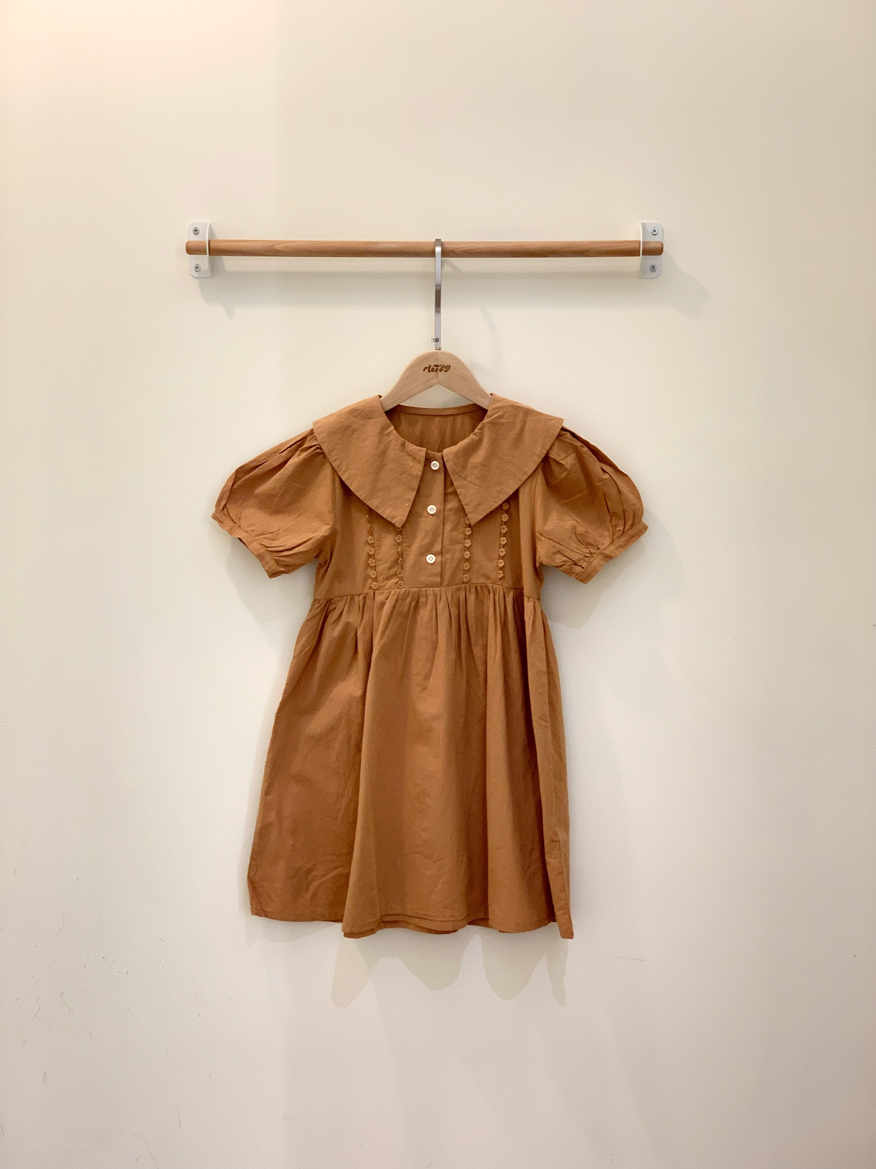 小焦糖翻領刺繡洋裝