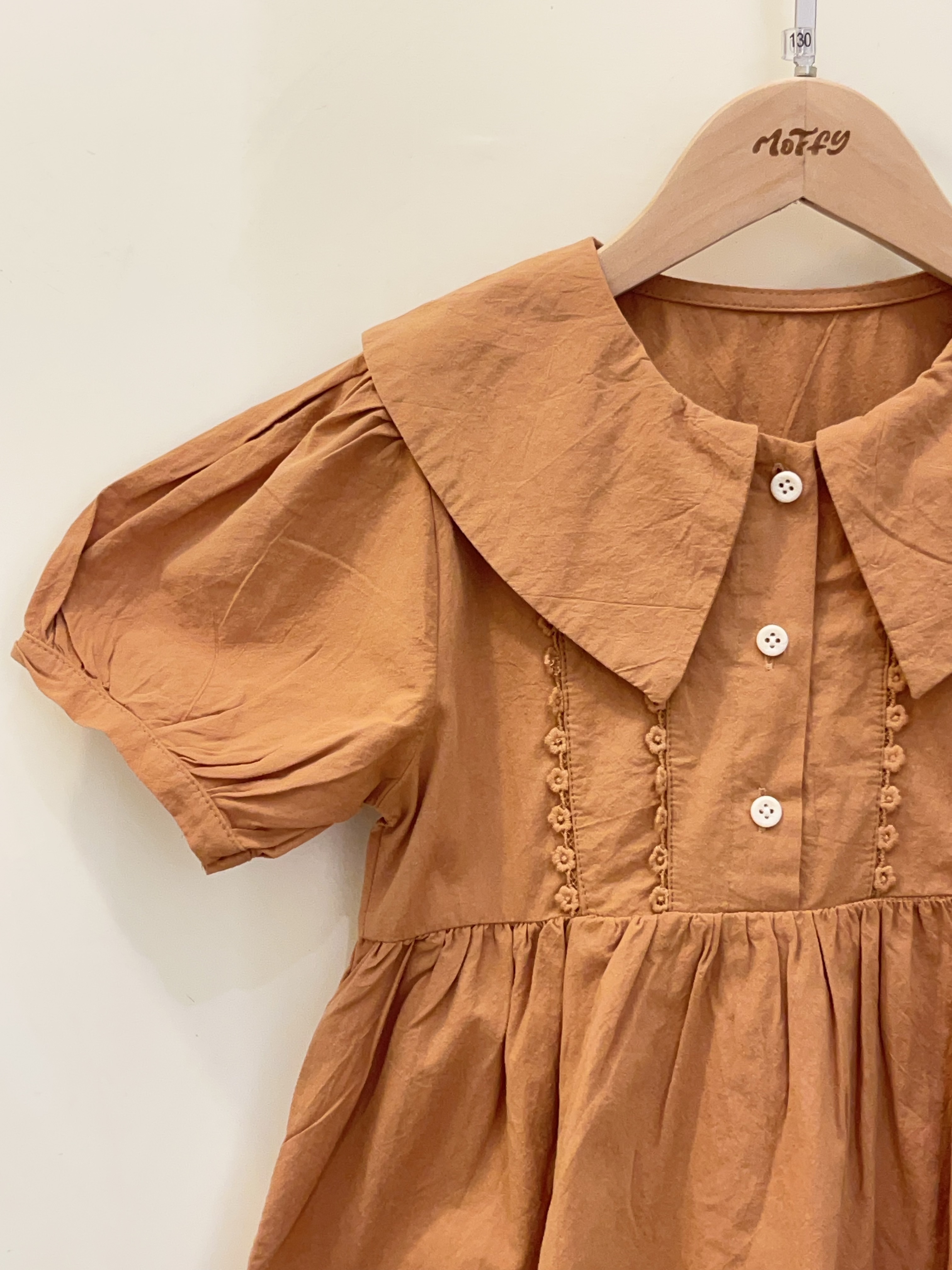 小焦糖翻領刺繡洋裝