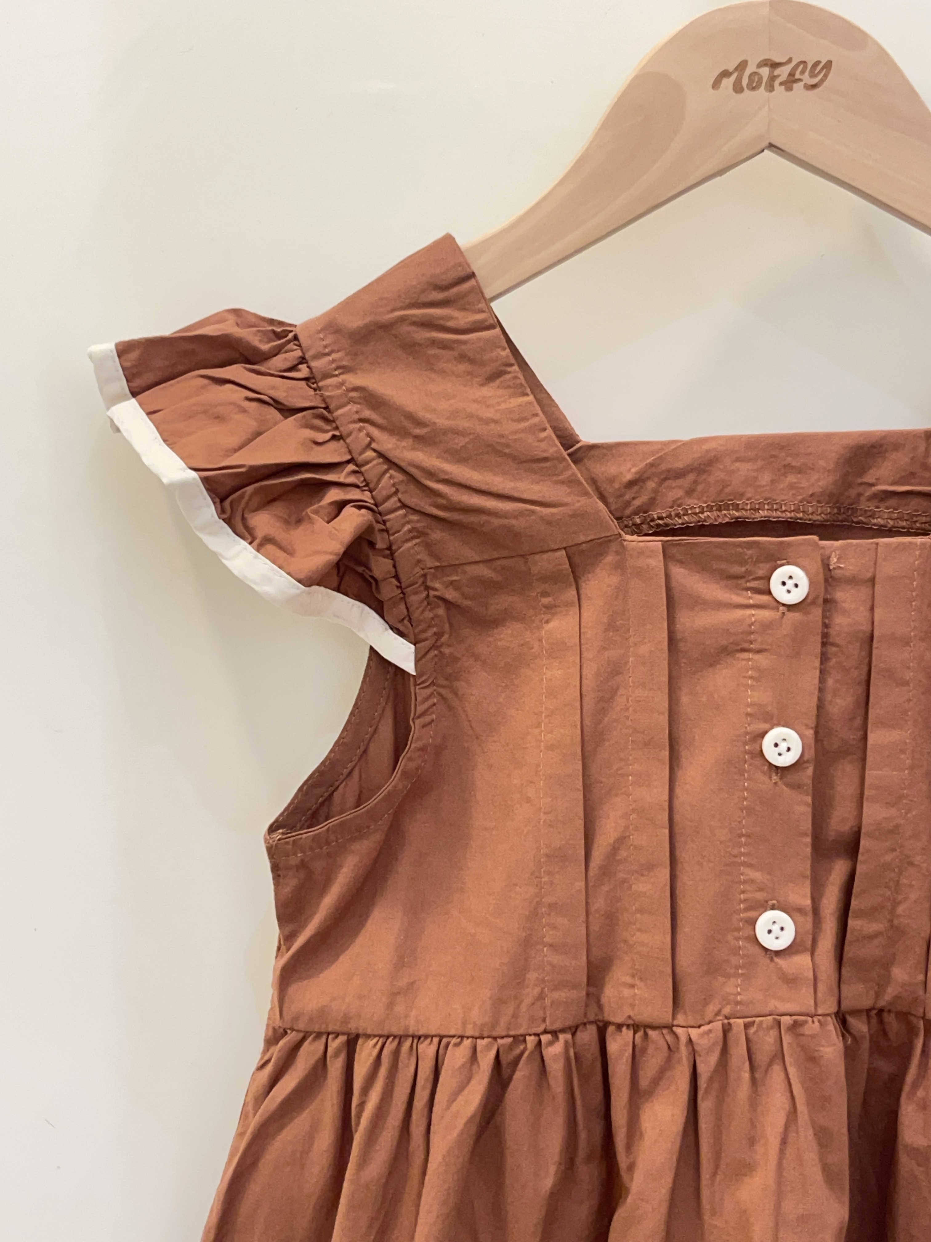 小焦糖荷葉袖洋裝