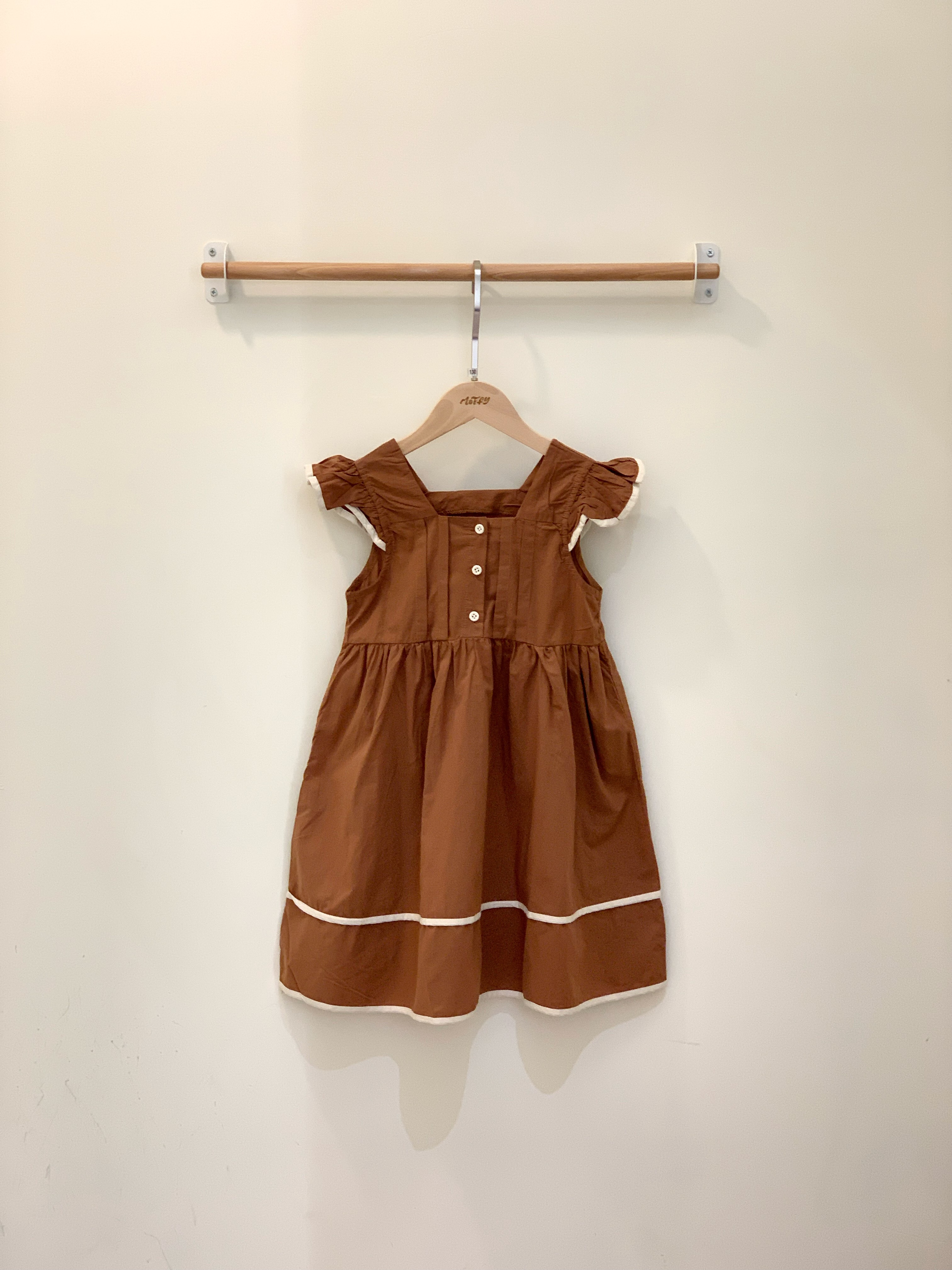 小焦糖荷葉袖洋裝