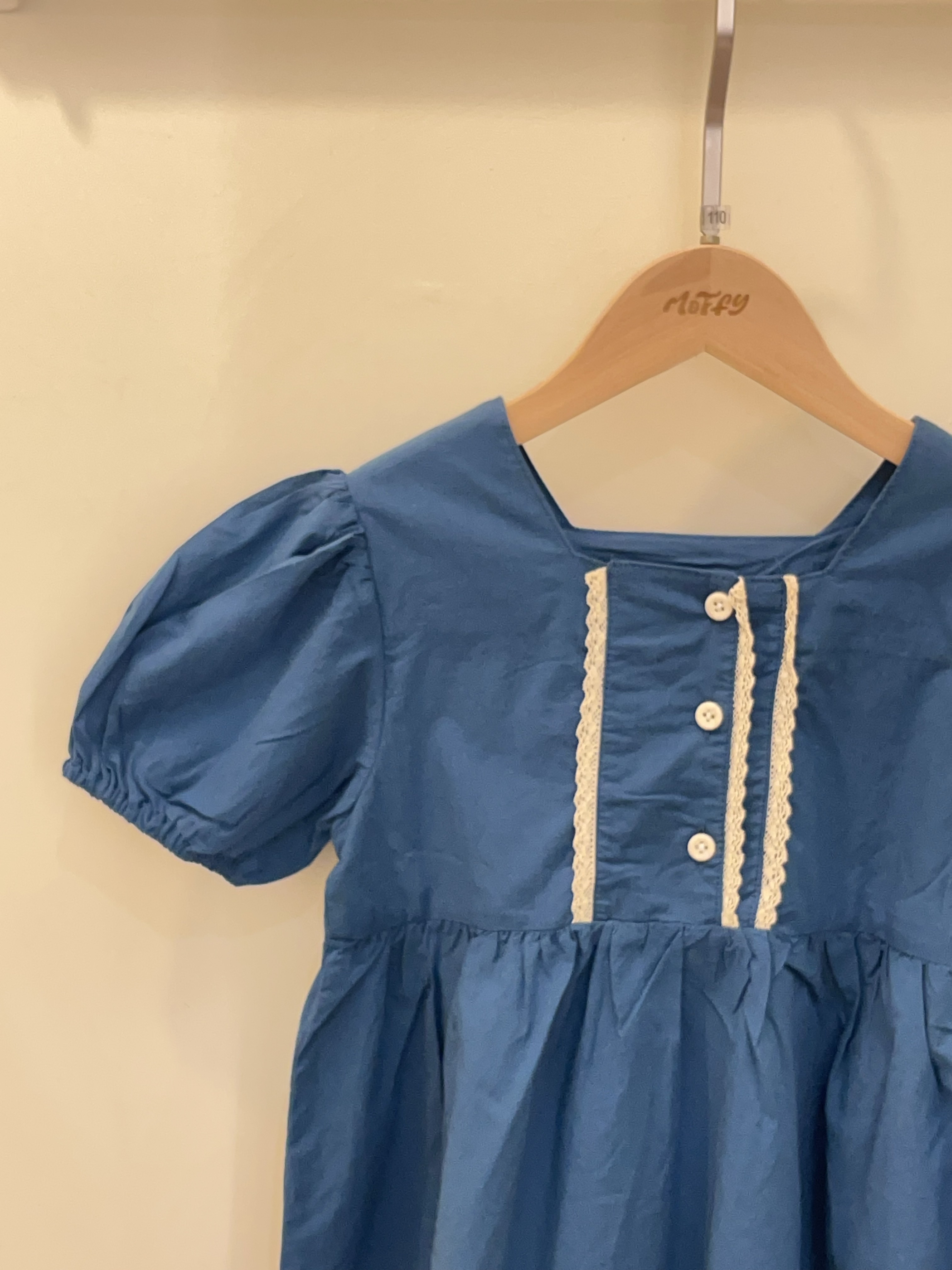 小霧藍花邊洋裝