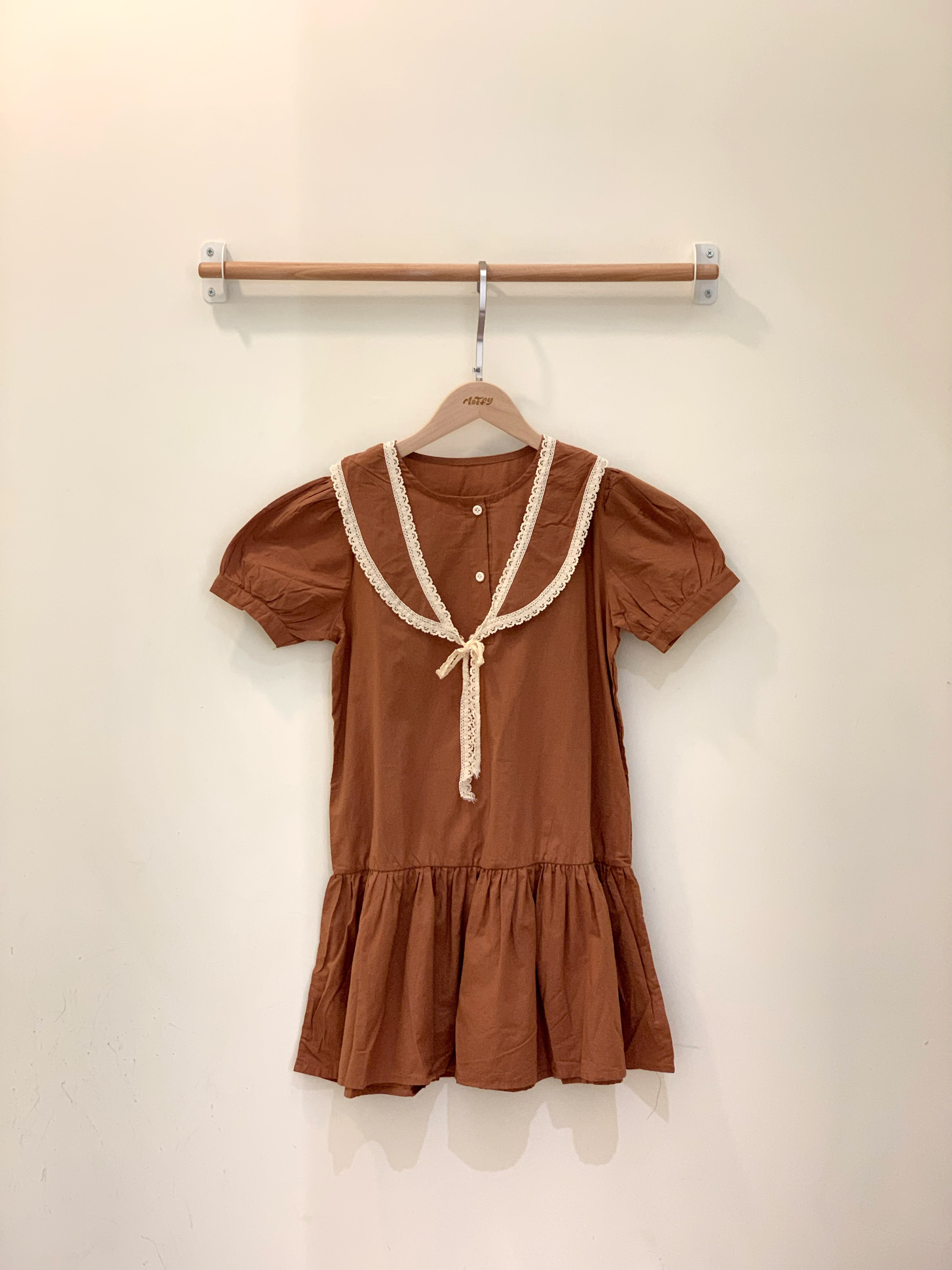 小焦糖蕾絲領洋裝