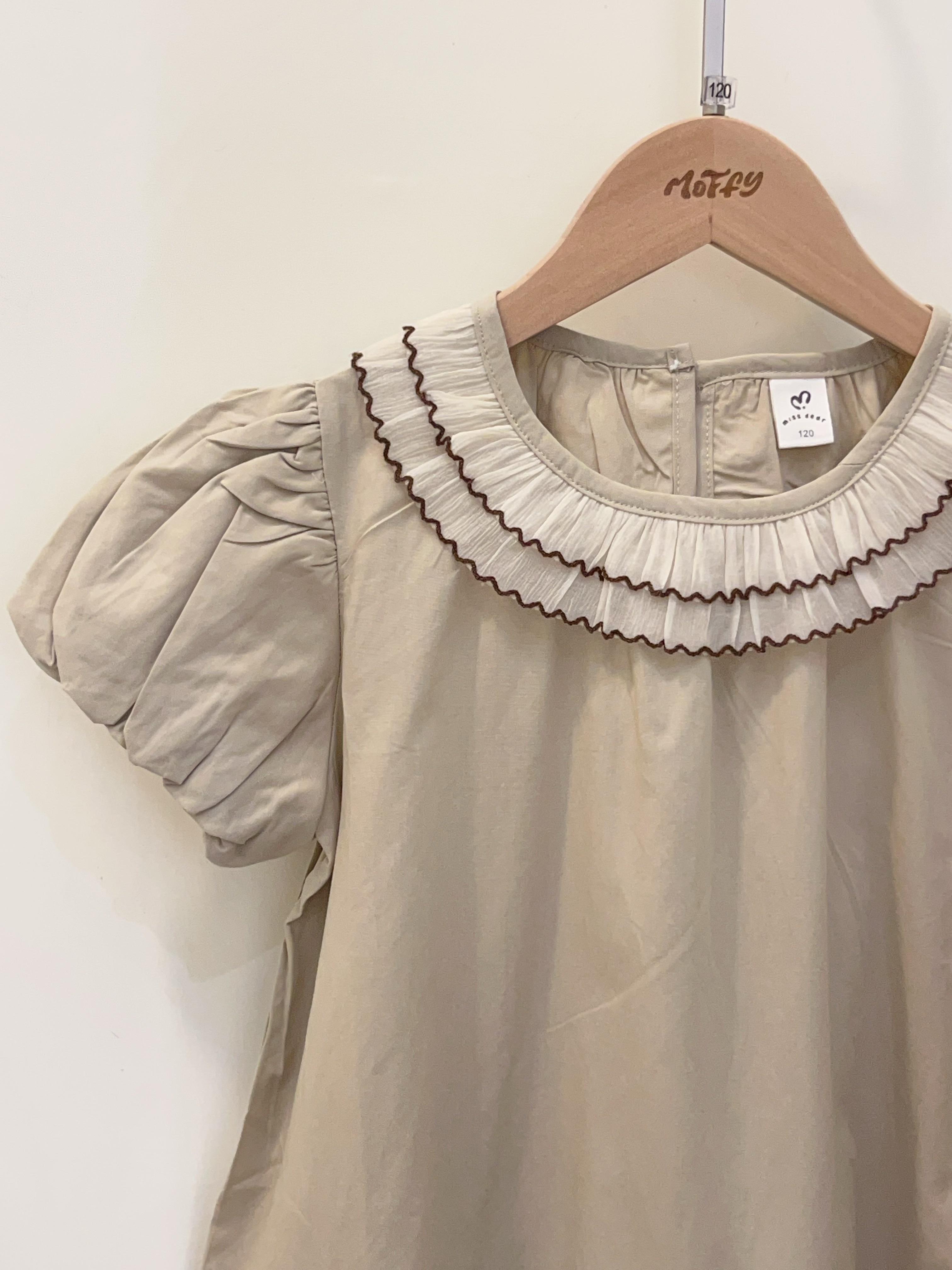 小奶茶花邊洋裝