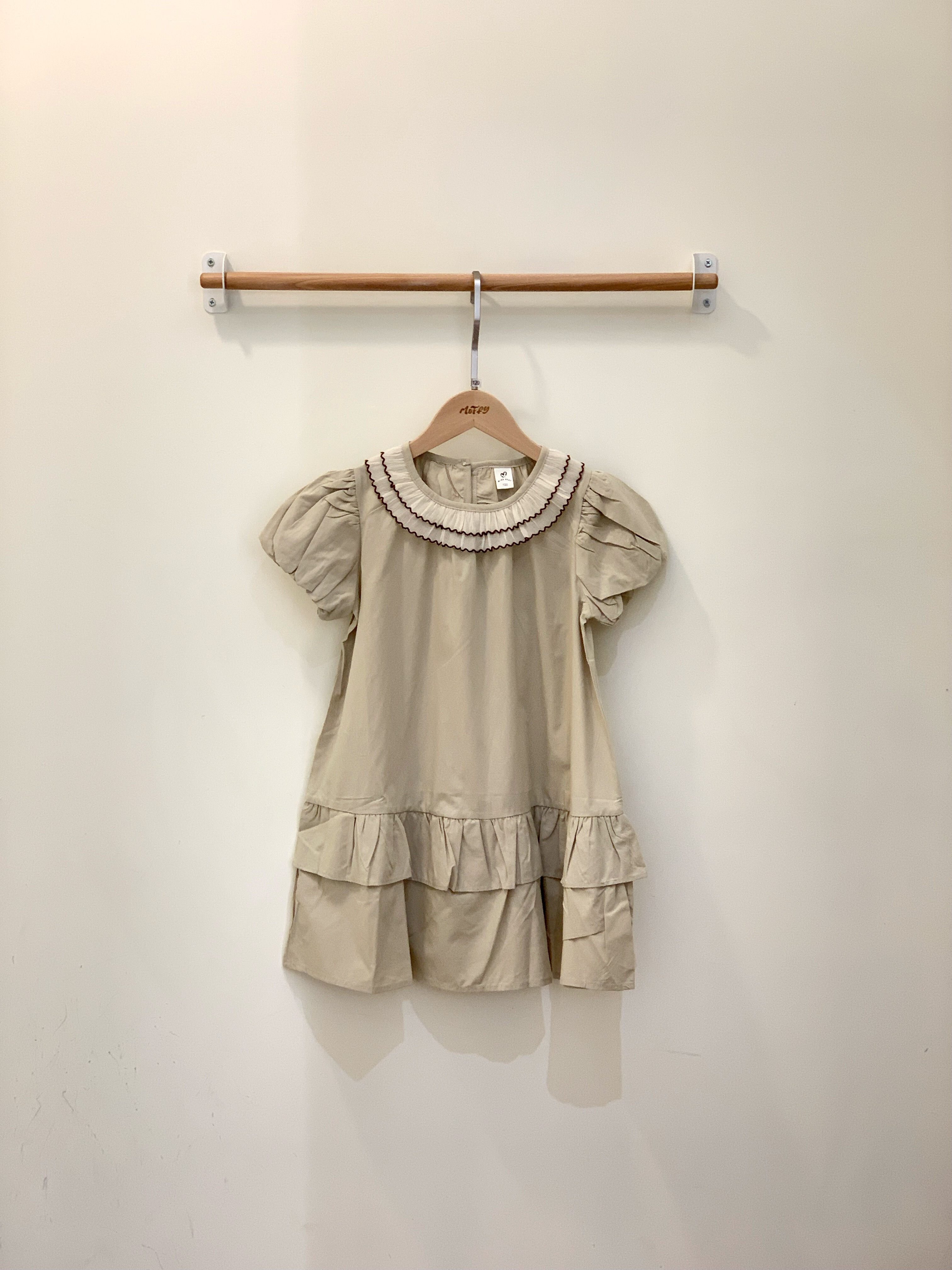 小奶茶花邊洋裝