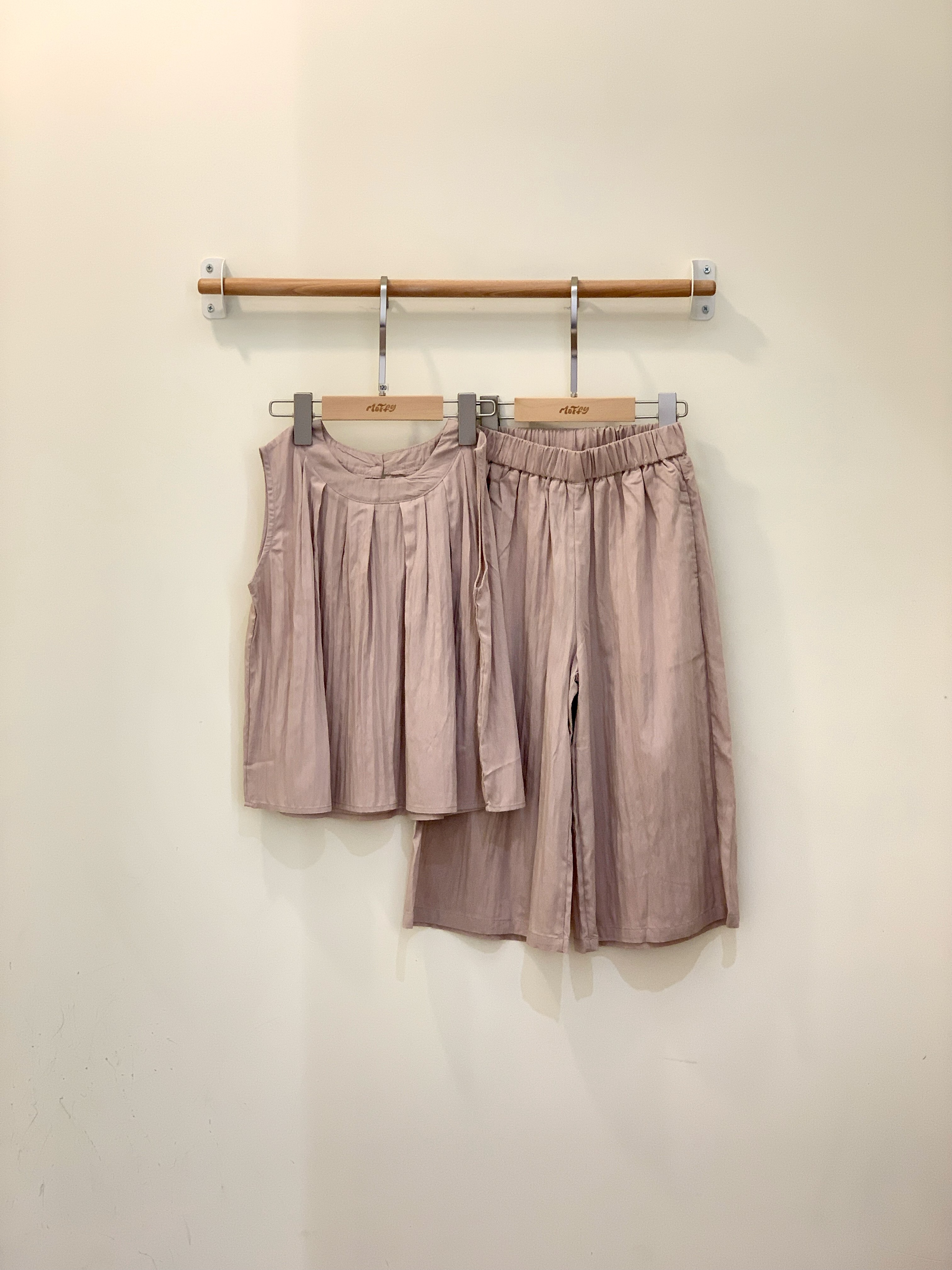 玫瑰粉百褶套裝