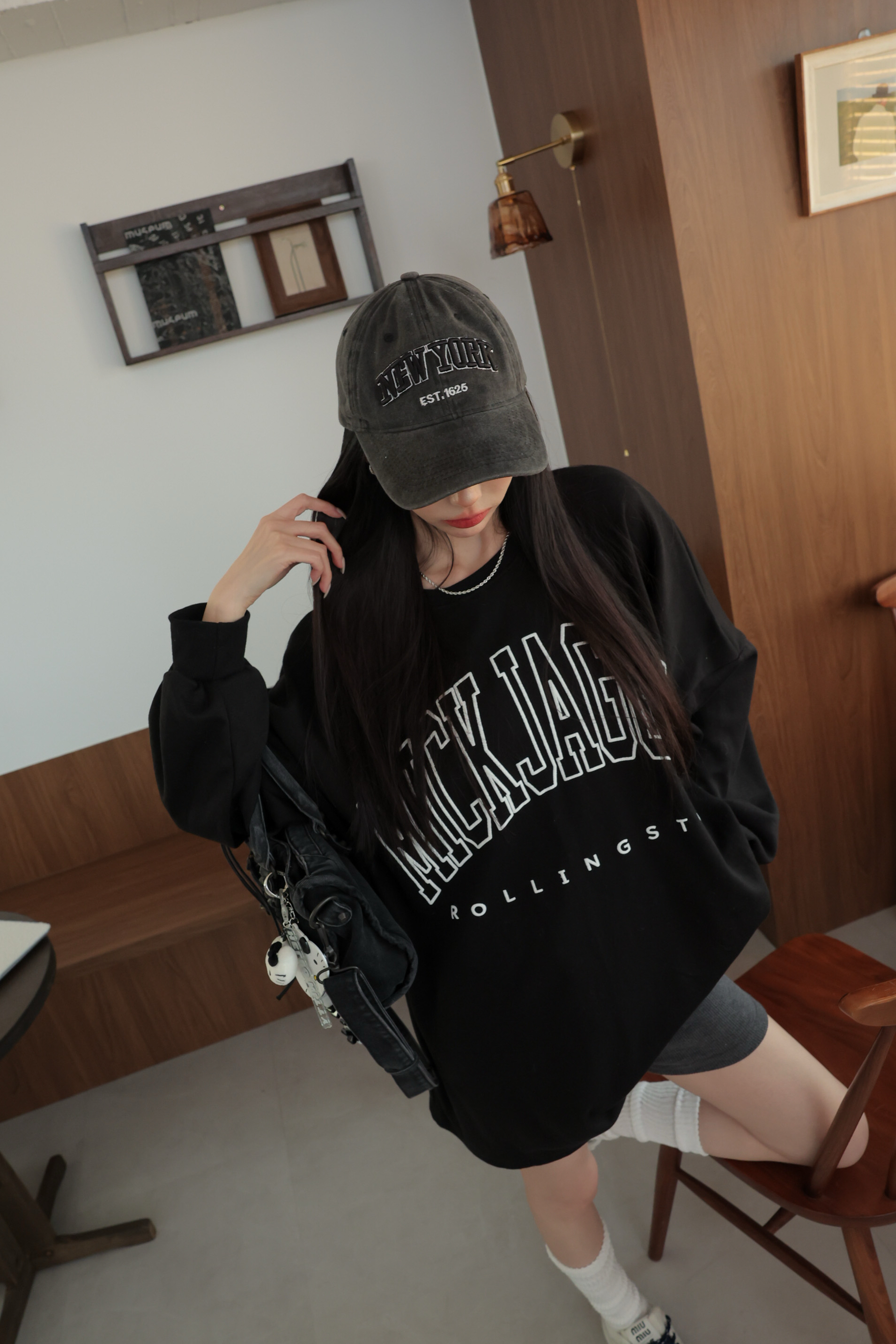 寬鬆落肩字母上衣 HA46