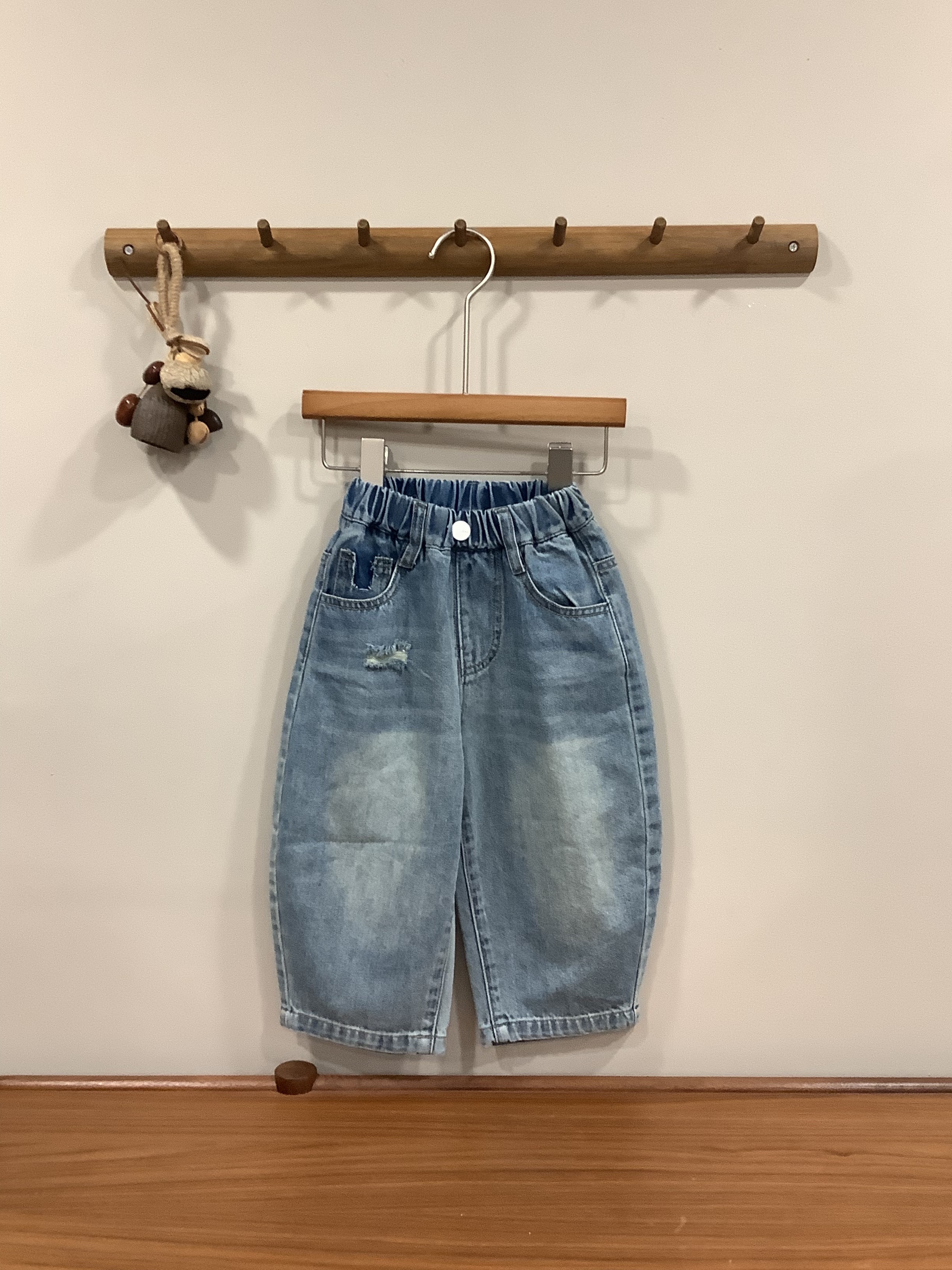 A04485小刷破口袋造型牛仔褲