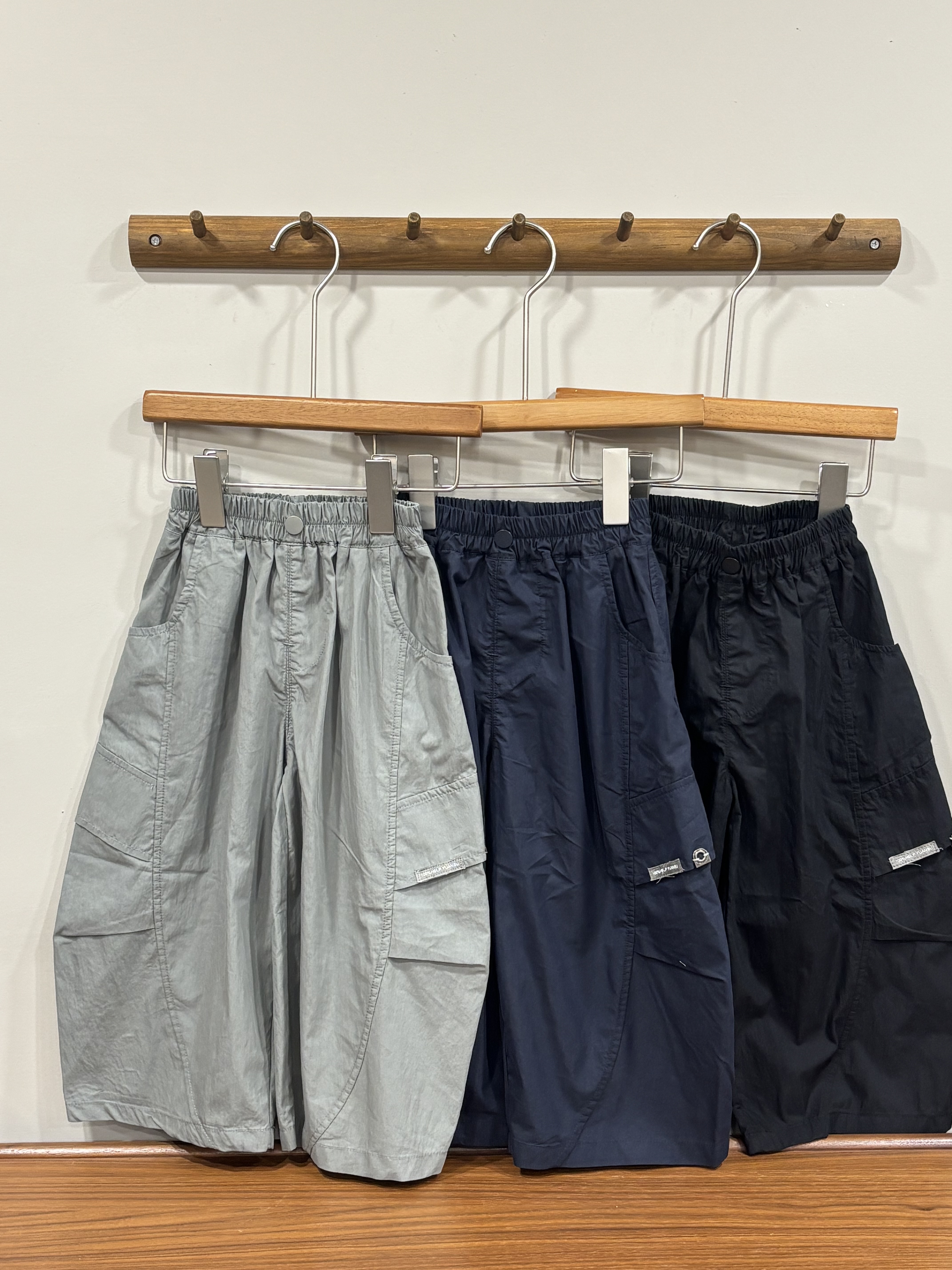 A04481滑面口袋小標造型褲