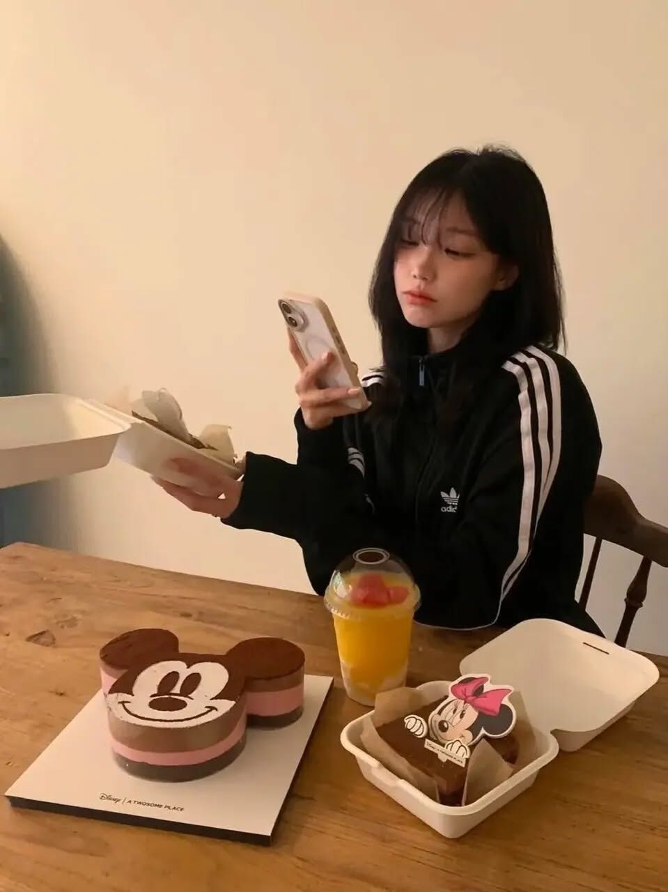 【代購】Adidas Originals 經典三線外套 元斌 / JISOO / 金主訓同款 IJ7058