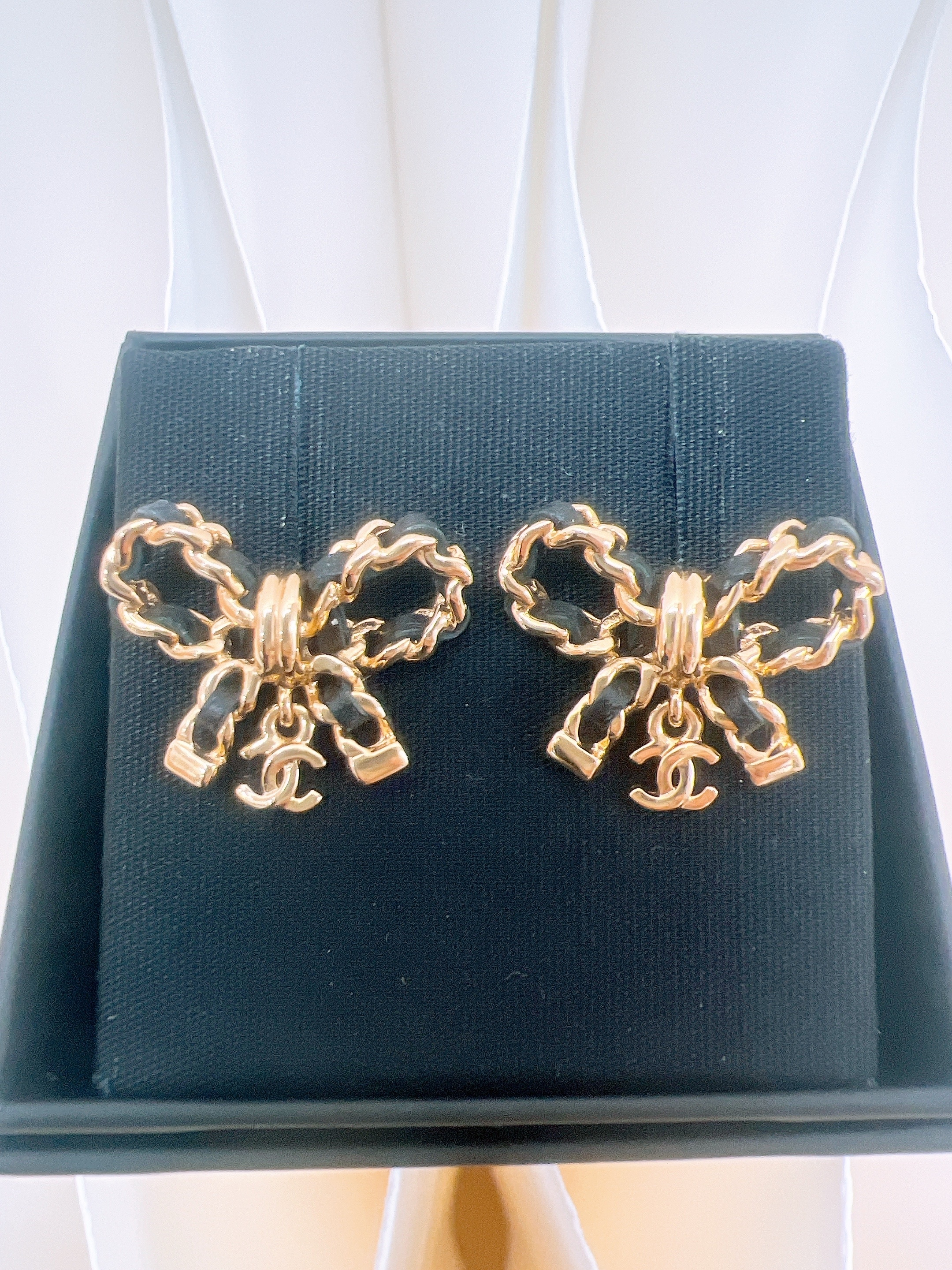 Chanel 25v ribbon earrings