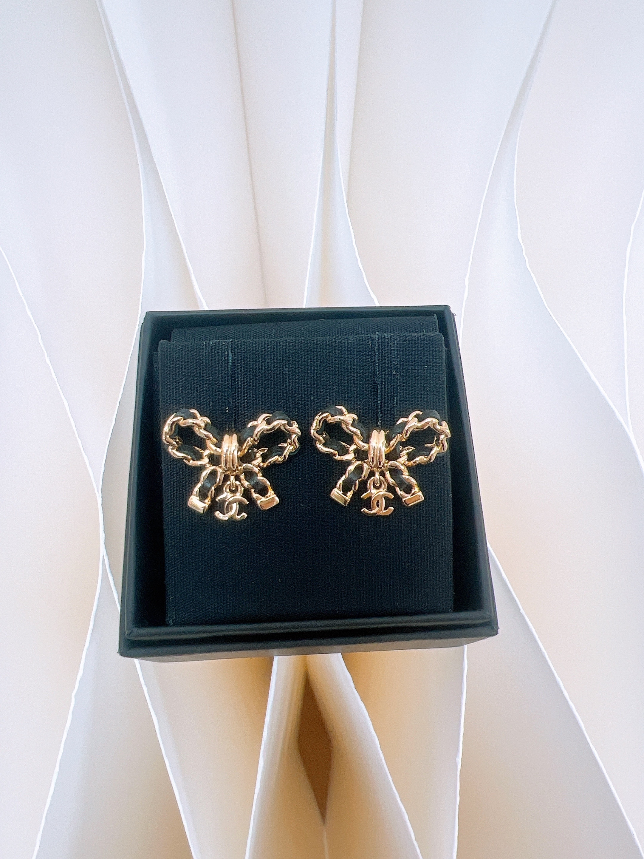 Chanel 25v ribbon earrings