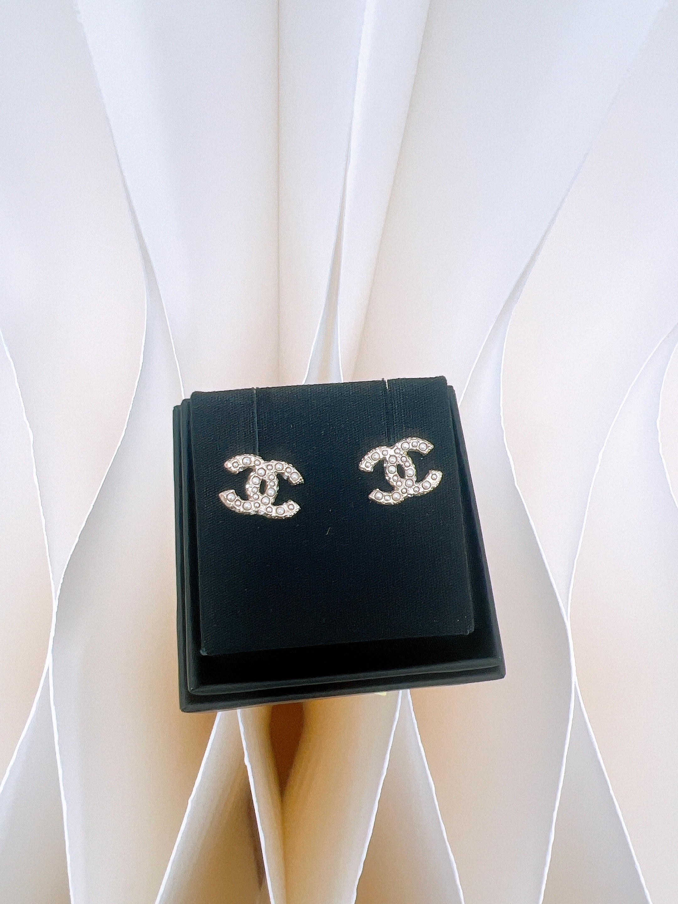Chanel 23v pearl earrings