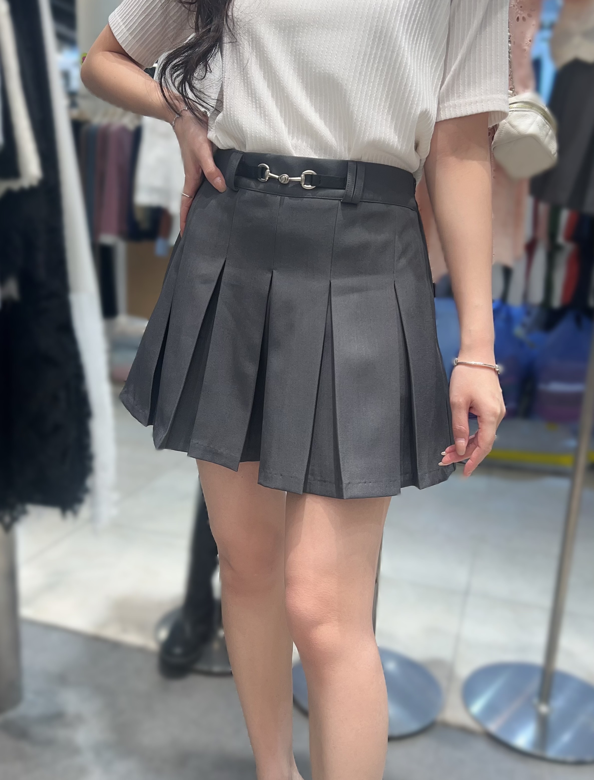 S41   百摺裙褲  腰27-35 HIP48 長15 $ 399  (一口價)