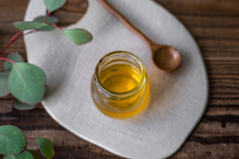 常見蜂蜜種類包含龍眼蜜、荔枝蜜（ lychee honey ）、百花蜜（ wildflower honey ），各有不同花源與風味。