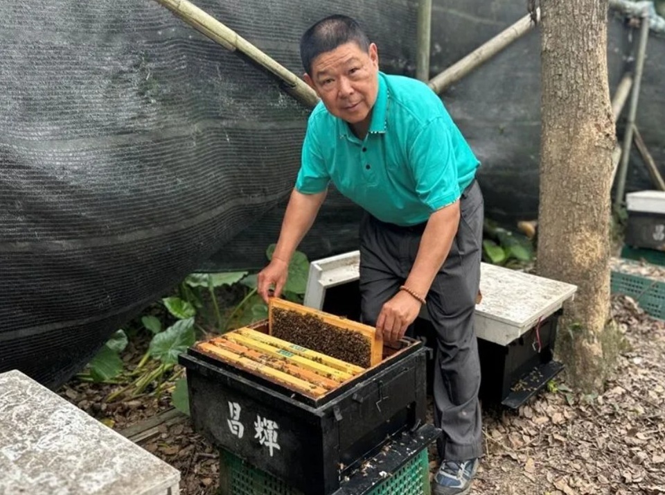 台灣蜂蜜還有一個很特別的地方，在於蜂農不是把蜂箱固定放在同一處，而是會跟著花期移動。