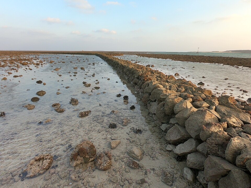 石滬不是把石塊一層一層往上亂堆，而是聘請技術高超的「滬師」打造石滬，用澎湖特產玄武岩做為主結構。