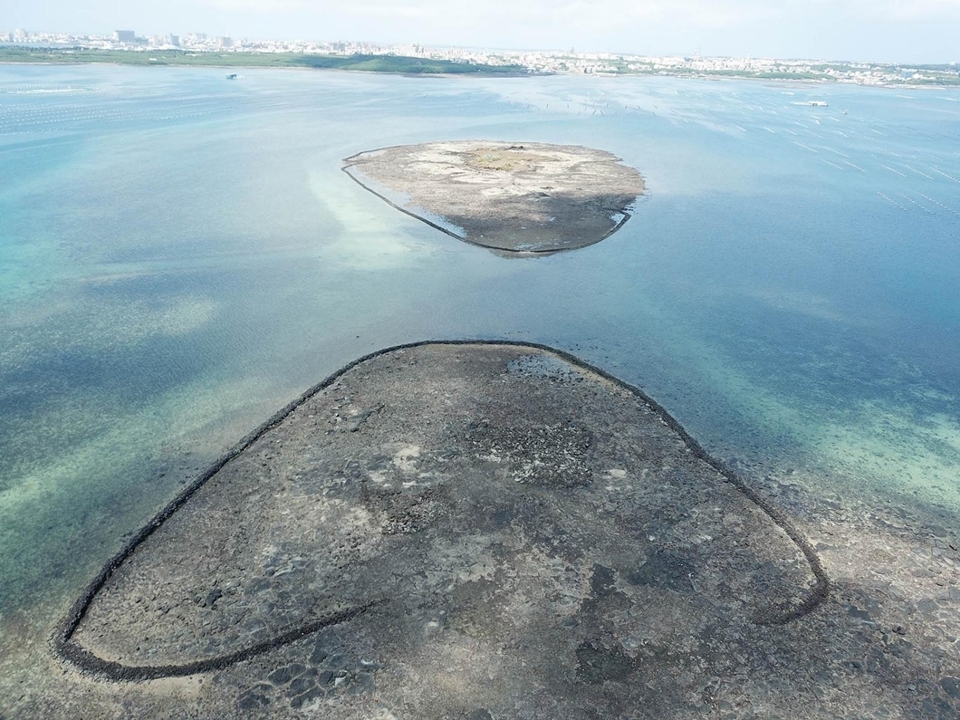 澎湖的地質以玄武岩為主，這種石材密度高、耐海水侵蝕，是建造石滬最理想的材料。