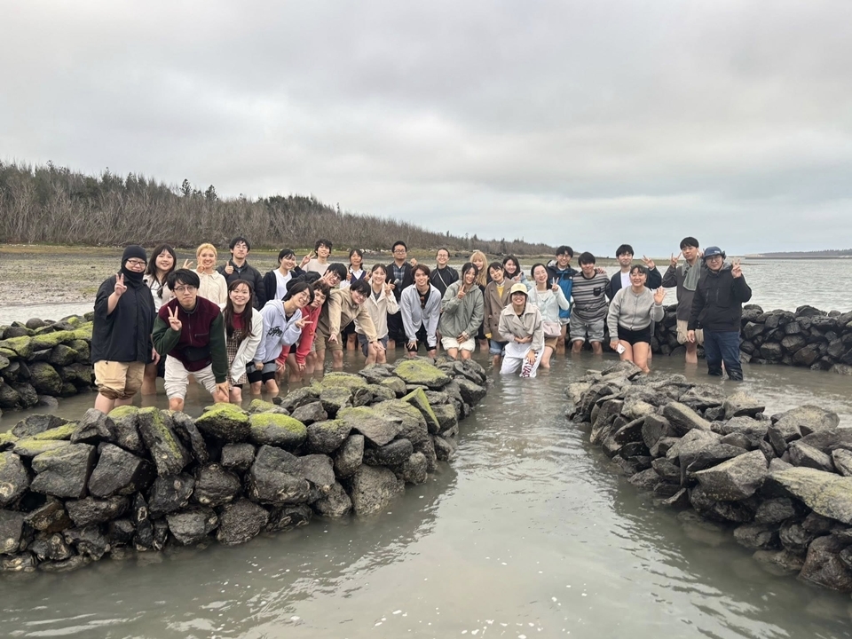 楊馥慈與曾宥輯成立離島出走工作室，調查與保存石滬修復技術，走遍澎湖搜集石滬文獻、空拍上百座石滬。