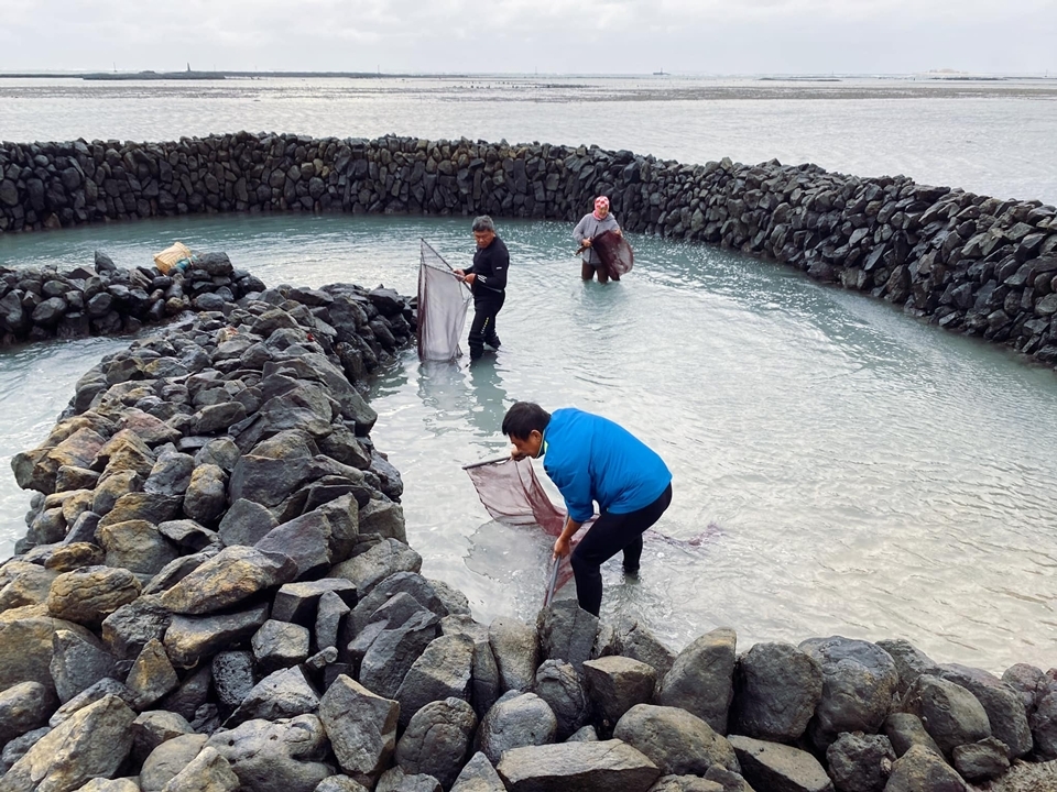吉貝島周遭至少有 100 多座石滬，被稱為「石滬的故鄉」，從空中俯瞰，密密麻麻的石牆弧線交織在淺海礁岩上，十分壯觀。