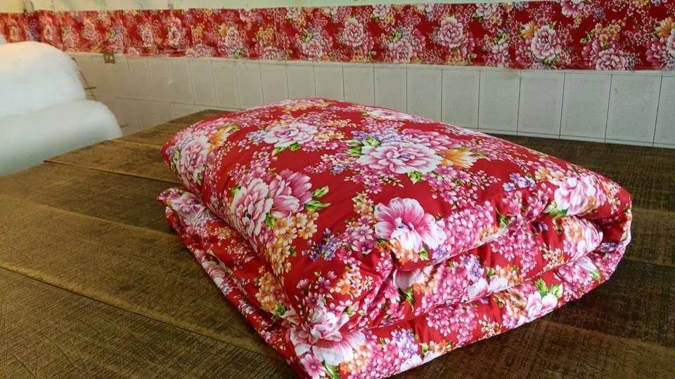 客家花布是台灣最有辨識度的傳統布料，是一種以大朵花卉圖案為主、以牡丹、菊花、玫瑰為大宗。