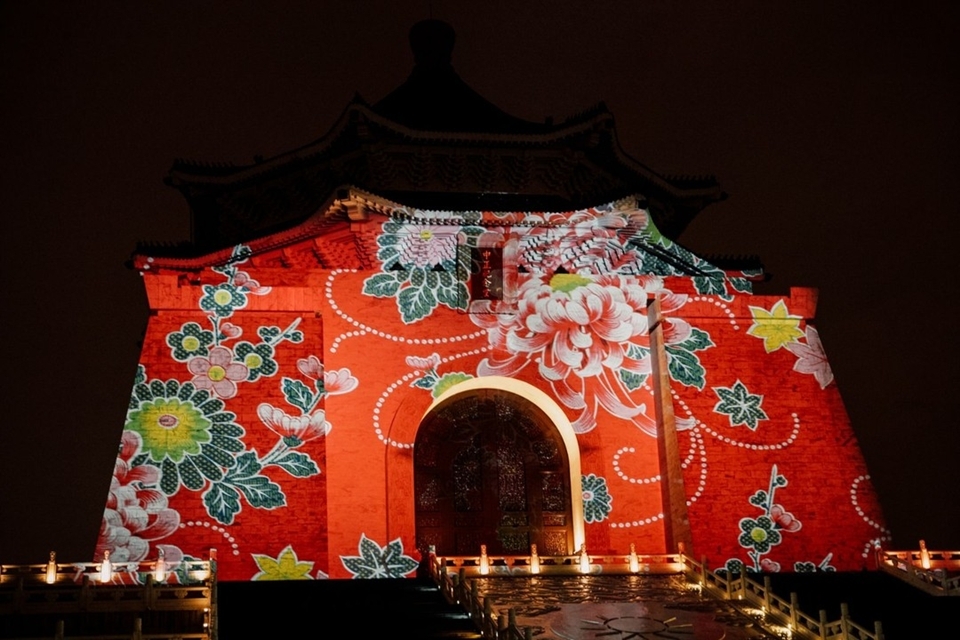 林明弘將圖案大幅放大，轉化成裝置藝術的語言，為 Louis Vuitton 台北 101 旗艦店設計以客家花布圖案為靈感的牆面裝置。