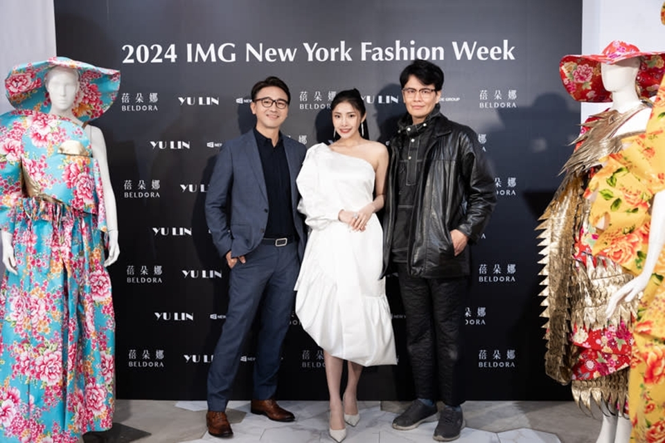 施堉霖以客家花布作為主要布料，設計上融入台灣日常生活中最熟悉的元素，做成晚禮服與高級訂製服。