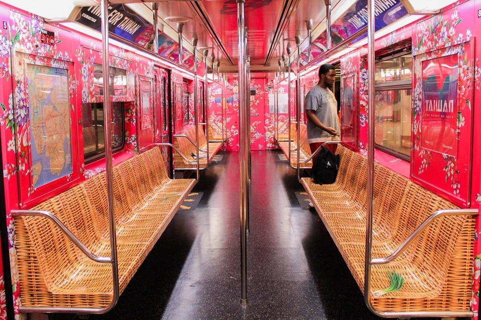 江孟芝受台灣觀光局委託，為紐約地鐵 S 線設計台灣觀光彩繪列車，車廂內外以客家花布為主視覺。