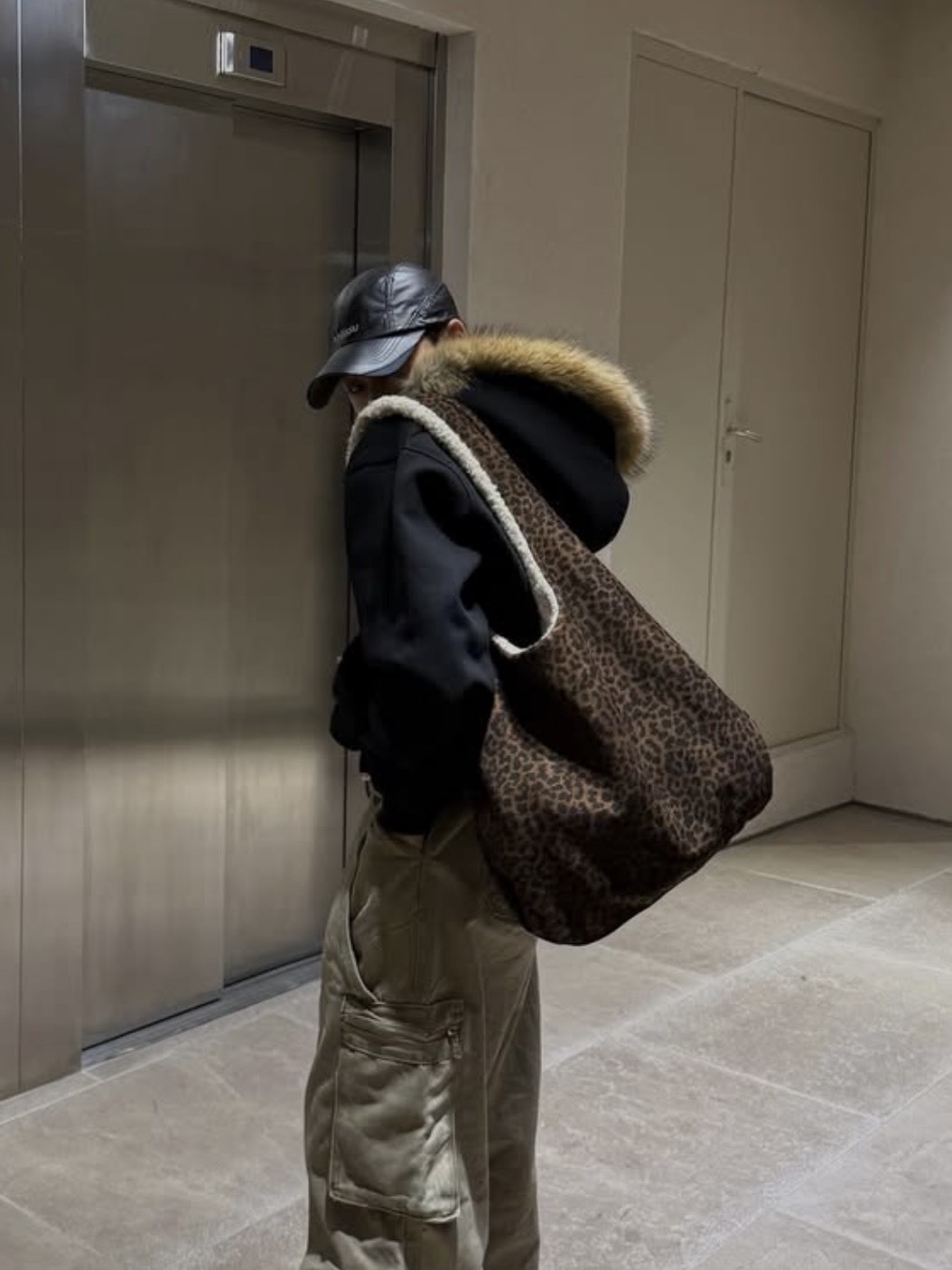 LETERIE 毛絨豹紋雙面單肩包 兩色