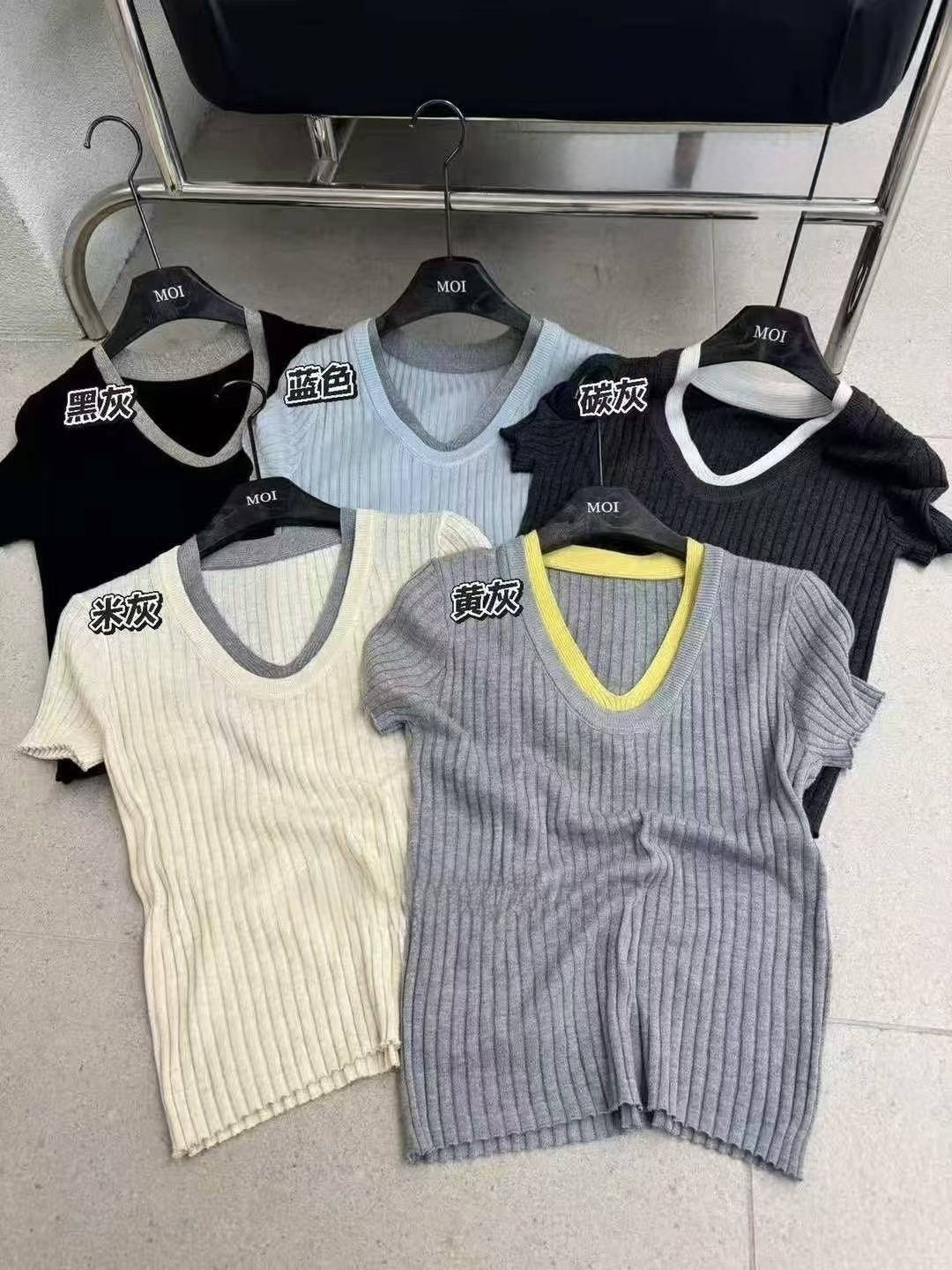 006 撞色V領上衣