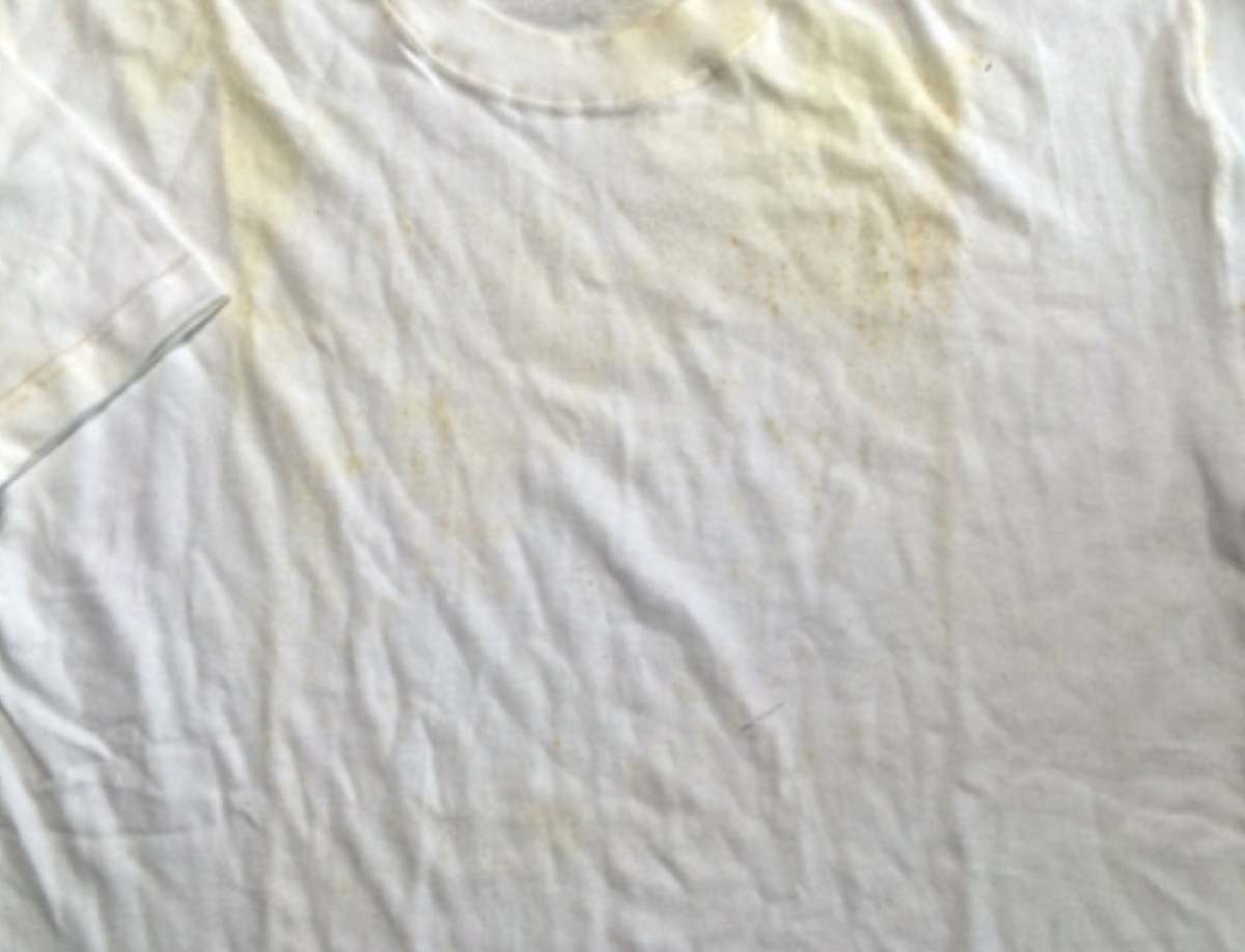 平價棉T常有泛黃、荷葉邊問題