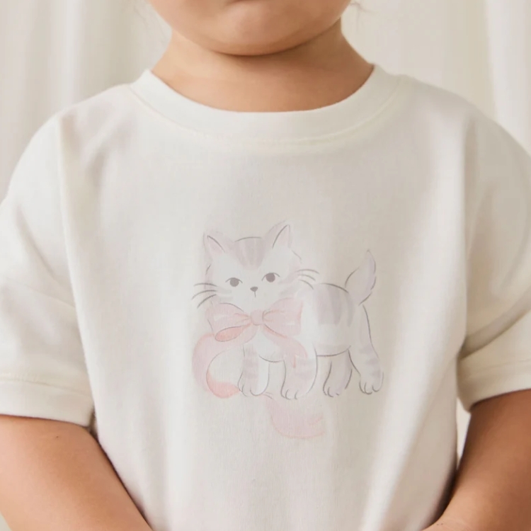 （預購）JAMIEKAY 蝴蝶結小貓短袖t恤 Pima Cotton Mimi Top - Parchment Bow Kitty