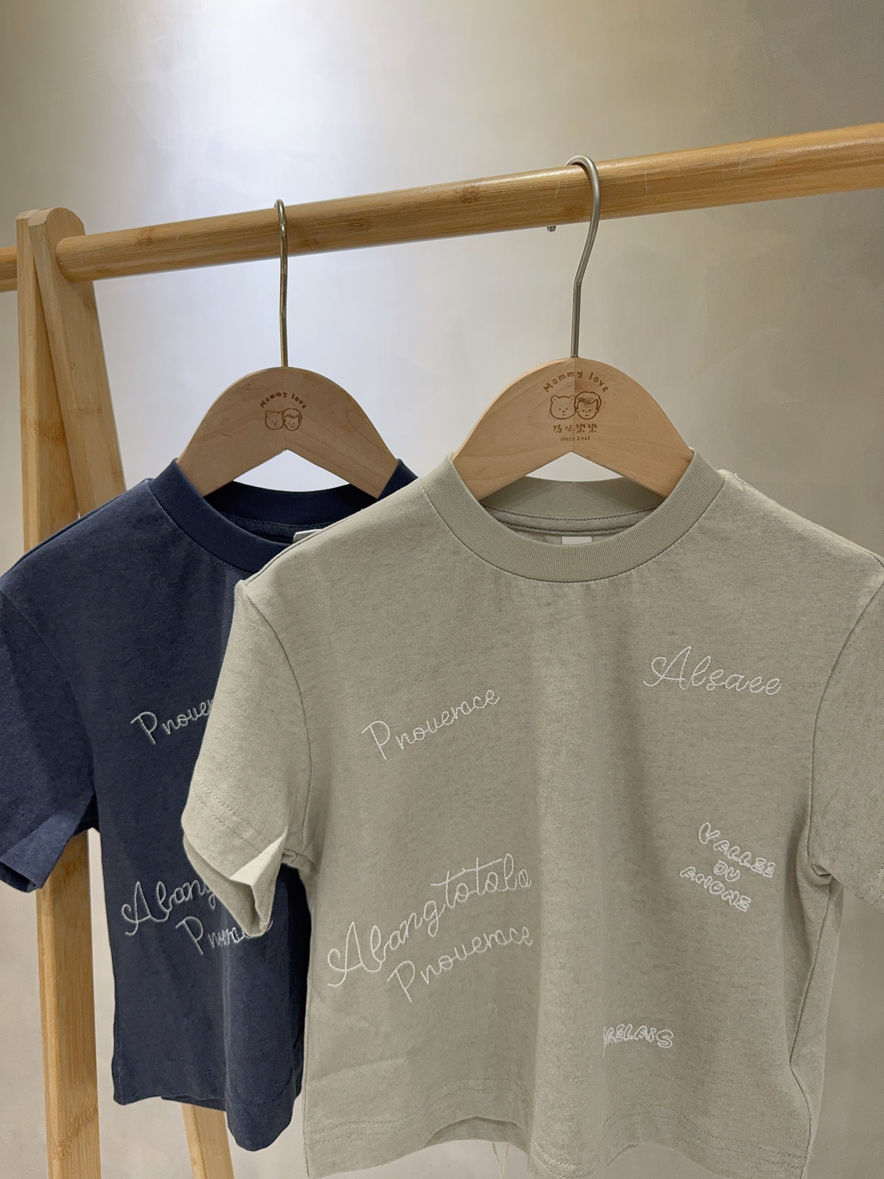 69030刺繡字母上衣C205