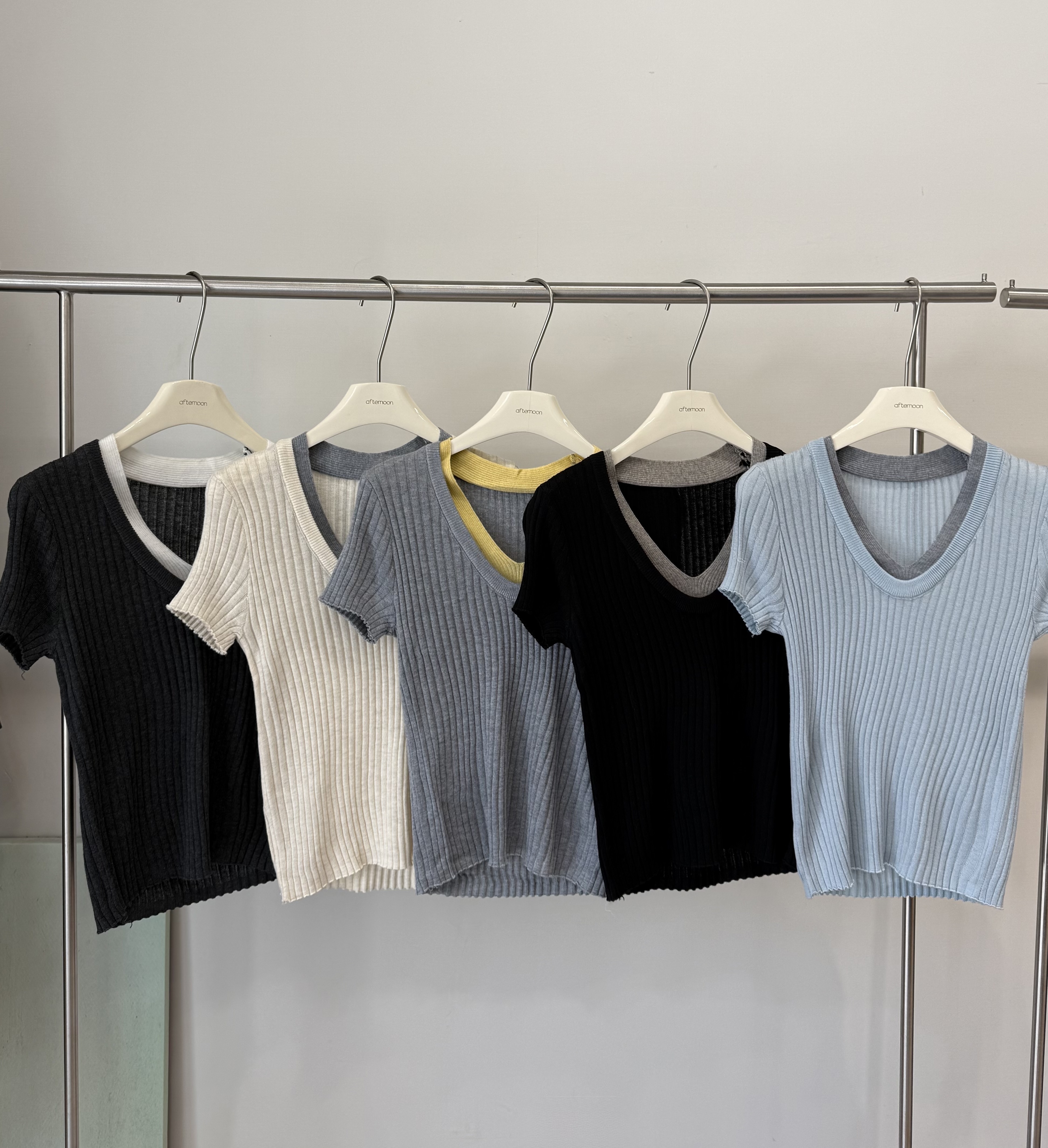 006 撞色V領上衣