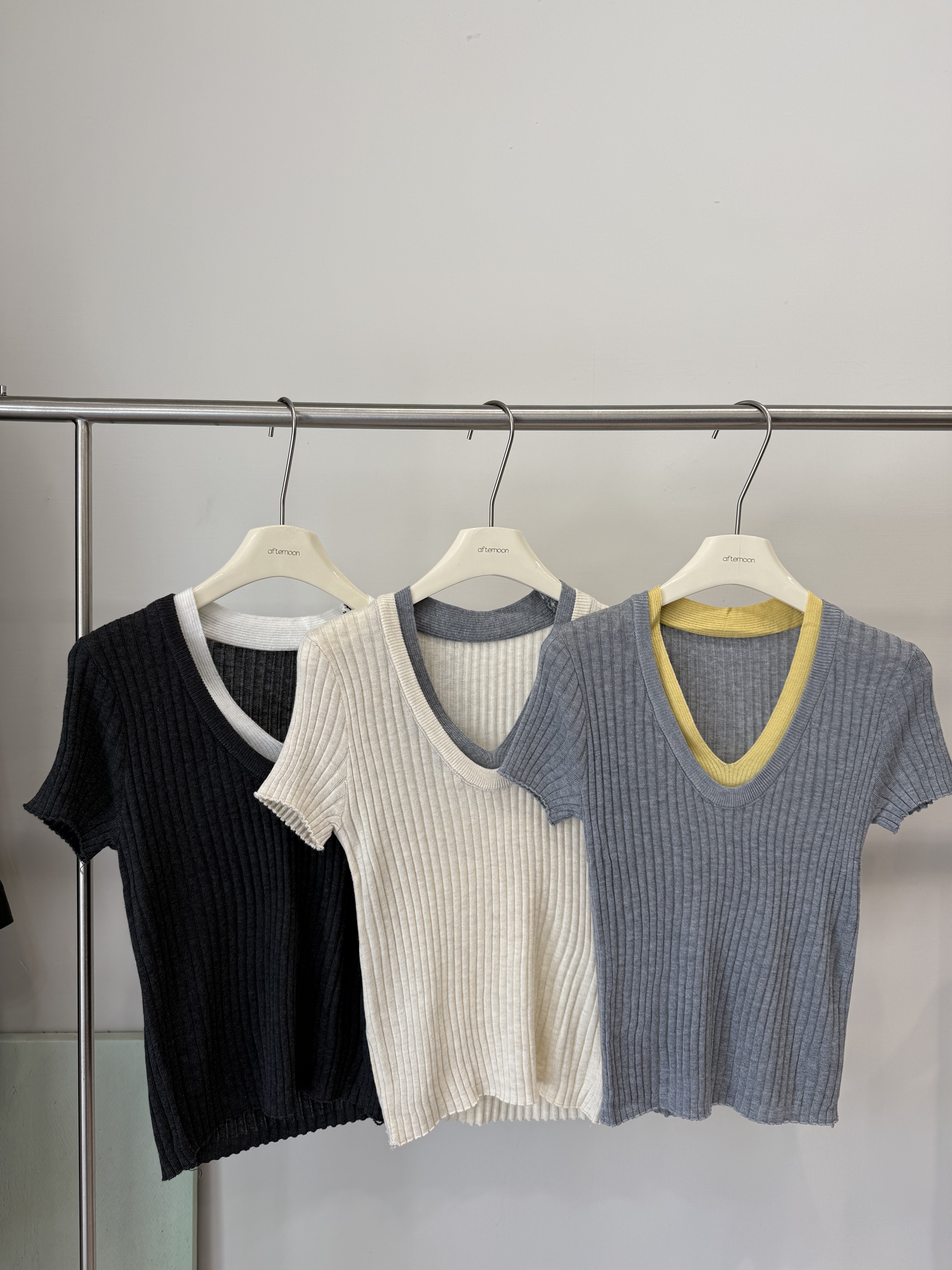 006 撞色V領上衣