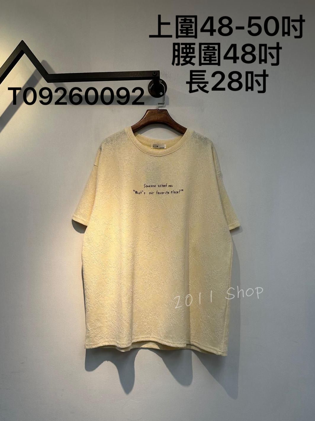 英文句子蕾絲刺繡設計T恤  上圍48-50吋 腰圍48吋 長28吋  T09260092