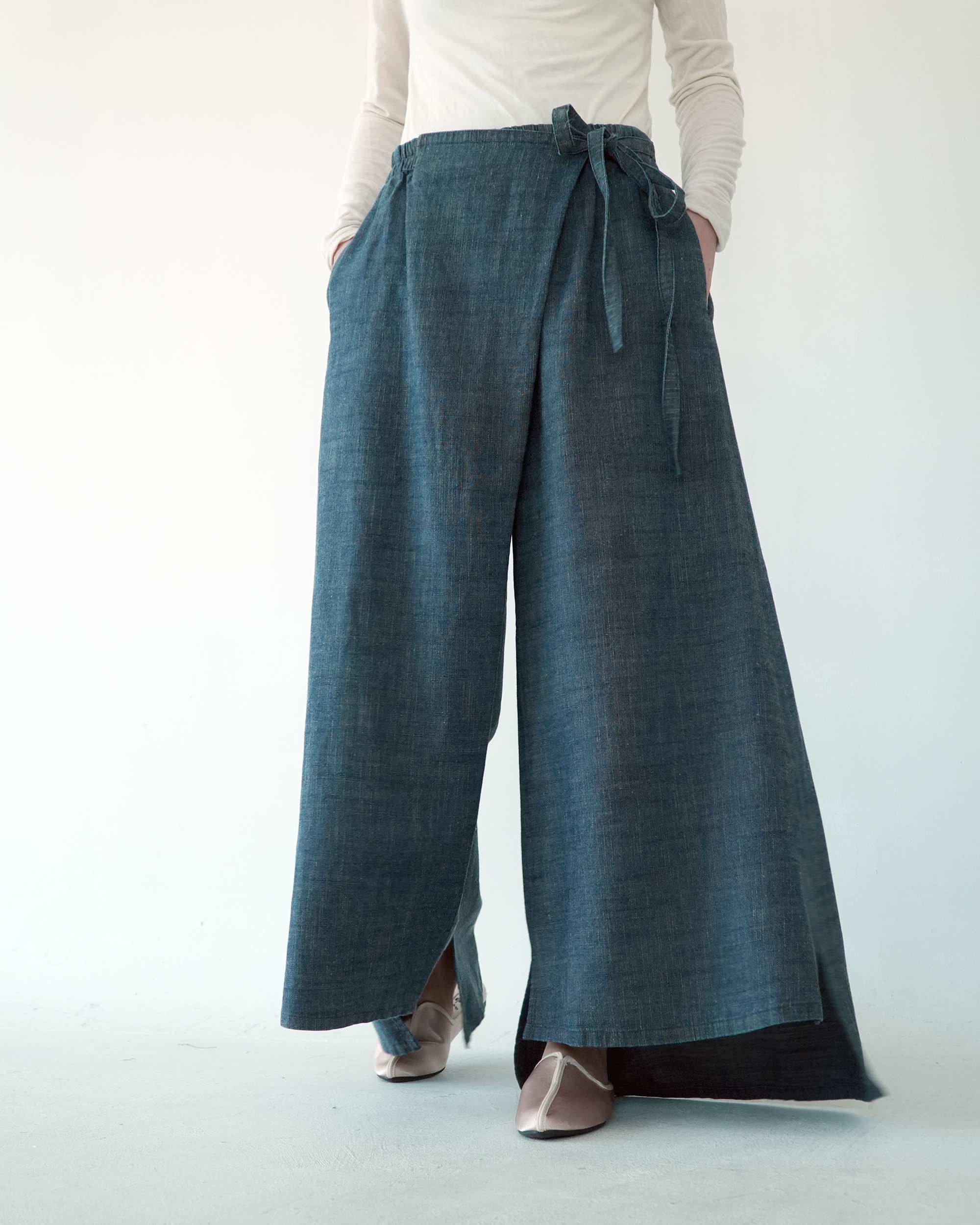 川 衣 WEAR BEING 前片綁帶開衩前短後長寬褲 單寧藍