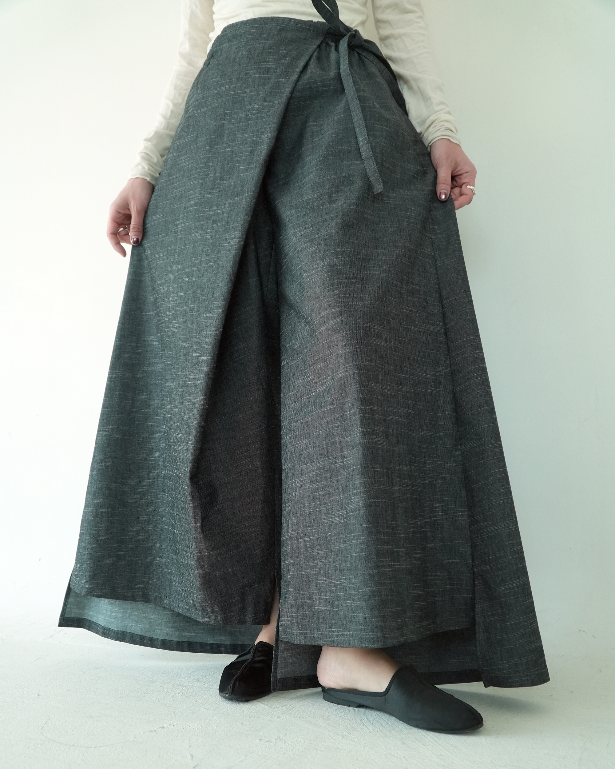 川 衣 WEAR BEING 前片綁帶開衩前短後長寬褲 單寧灰