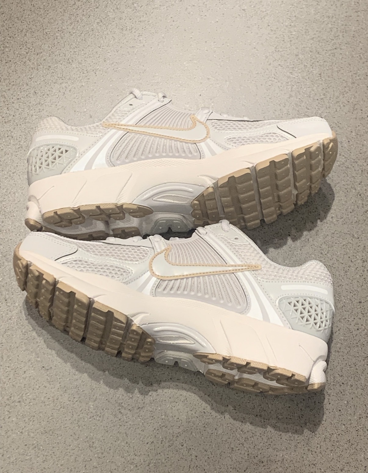 女鞋 NIKE W ZOOM VOMERO 5 沙色 復古 氣墊 網眼 運動 休閒鞋【IB8929-003】VMO5