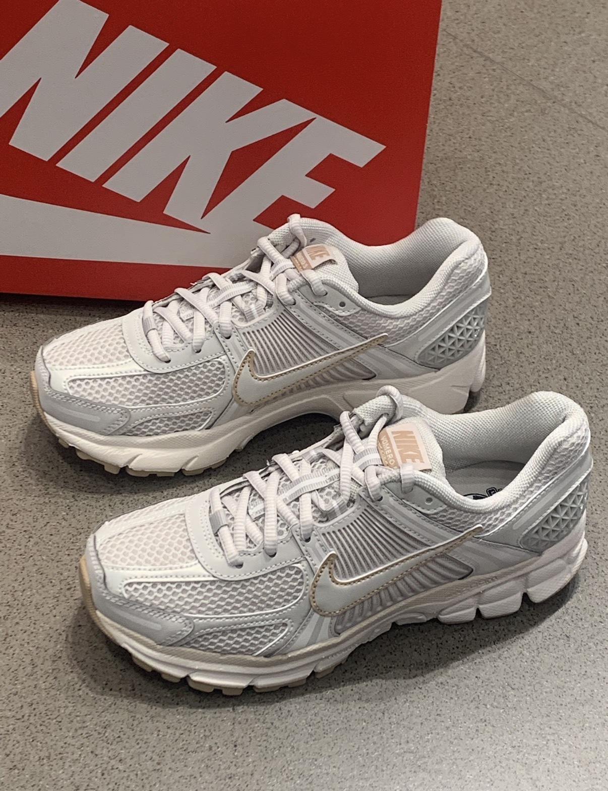 女鞋 NIKE W ZOOM VOMERO 5 沙色 復古 氣墊 網眼 運動 休閒鞋【IB8929-003】VMO5